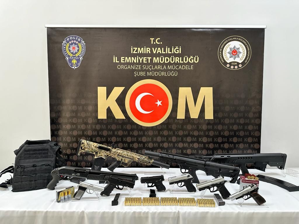 İzmir’de yasadışı silah ticareti yapan 3 grup çökertildi