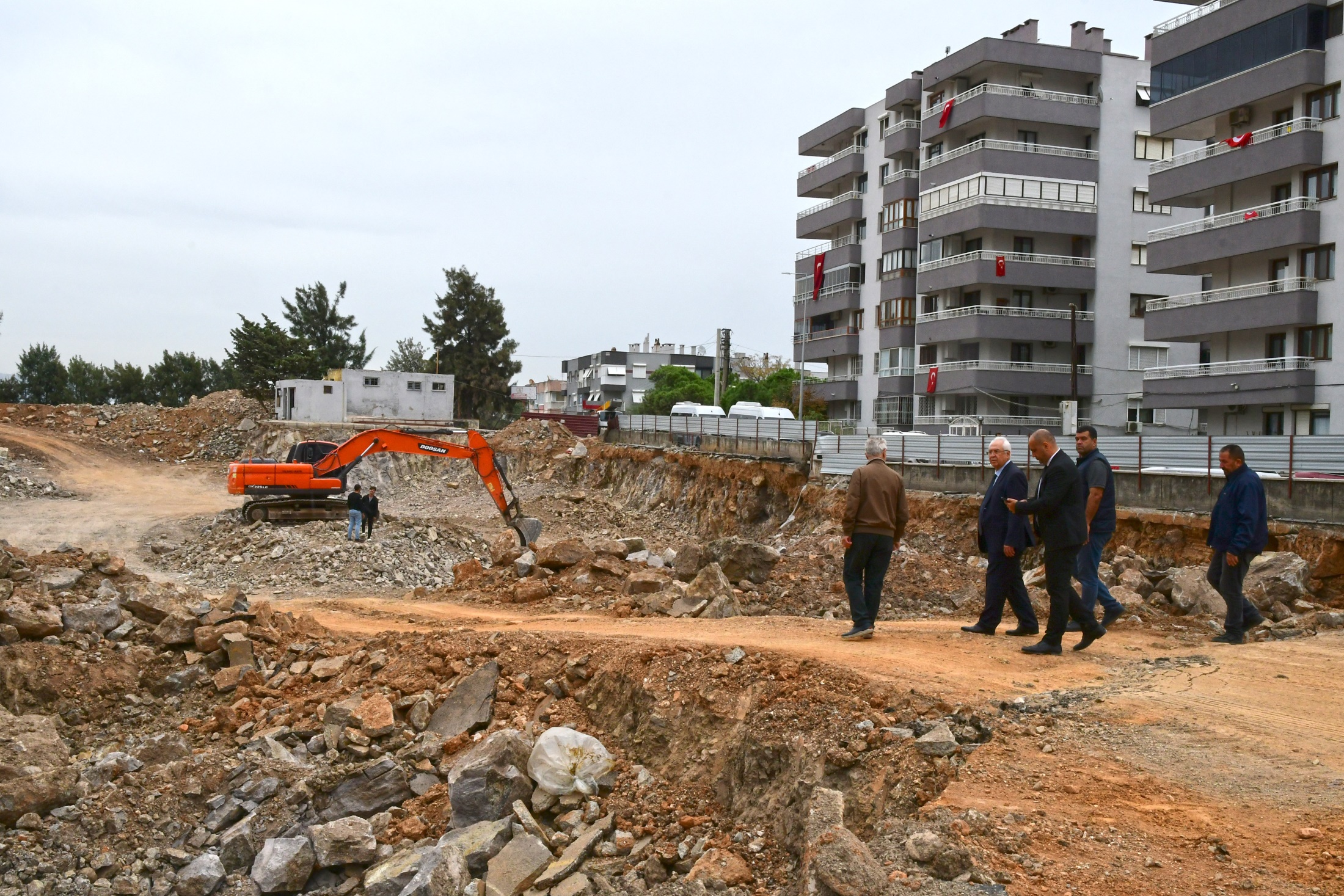 Başkan Selvitopu Yeşilyurt Pazaryeri inşaatını denetledi