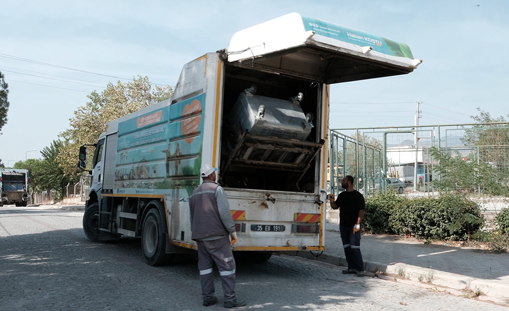 Bergama Belediyesi çöp konteynerlerini temizliyor