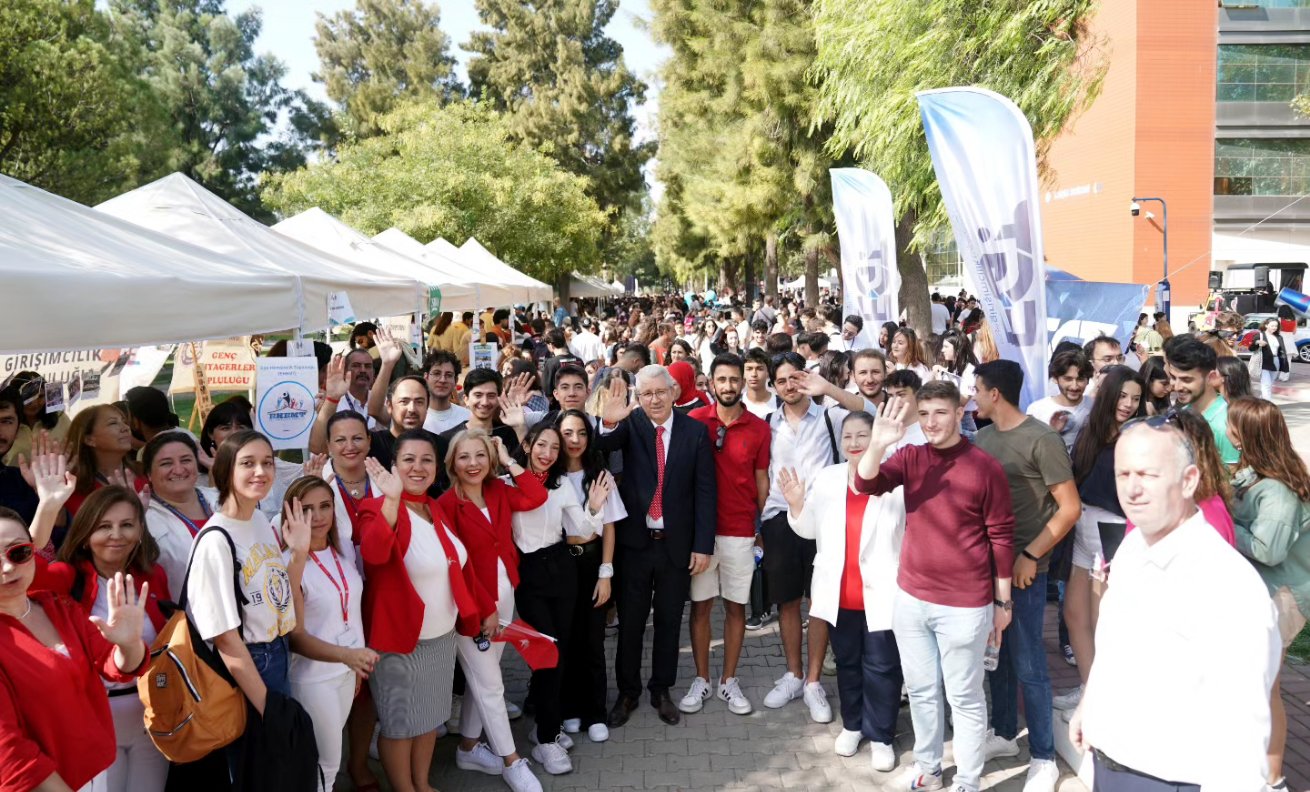 EÜ’den öğrencilere şenlikli karşılama