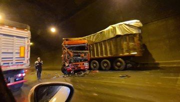 Bayraklı Tüneli’nde kaza, faciadan dönüldü
