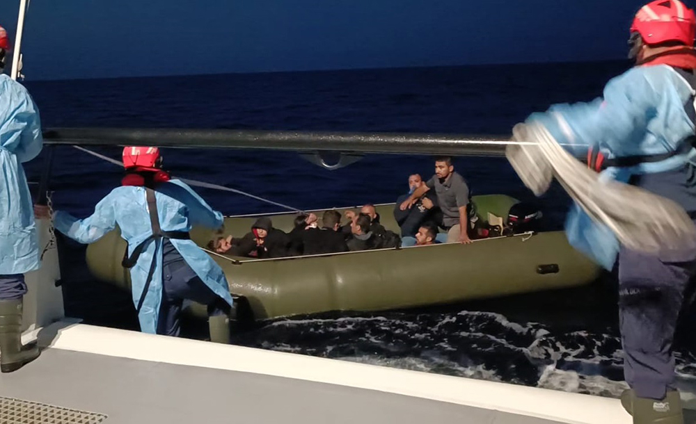 İzmir açıklarında 180 düzensiz göçmen kurtarıldı