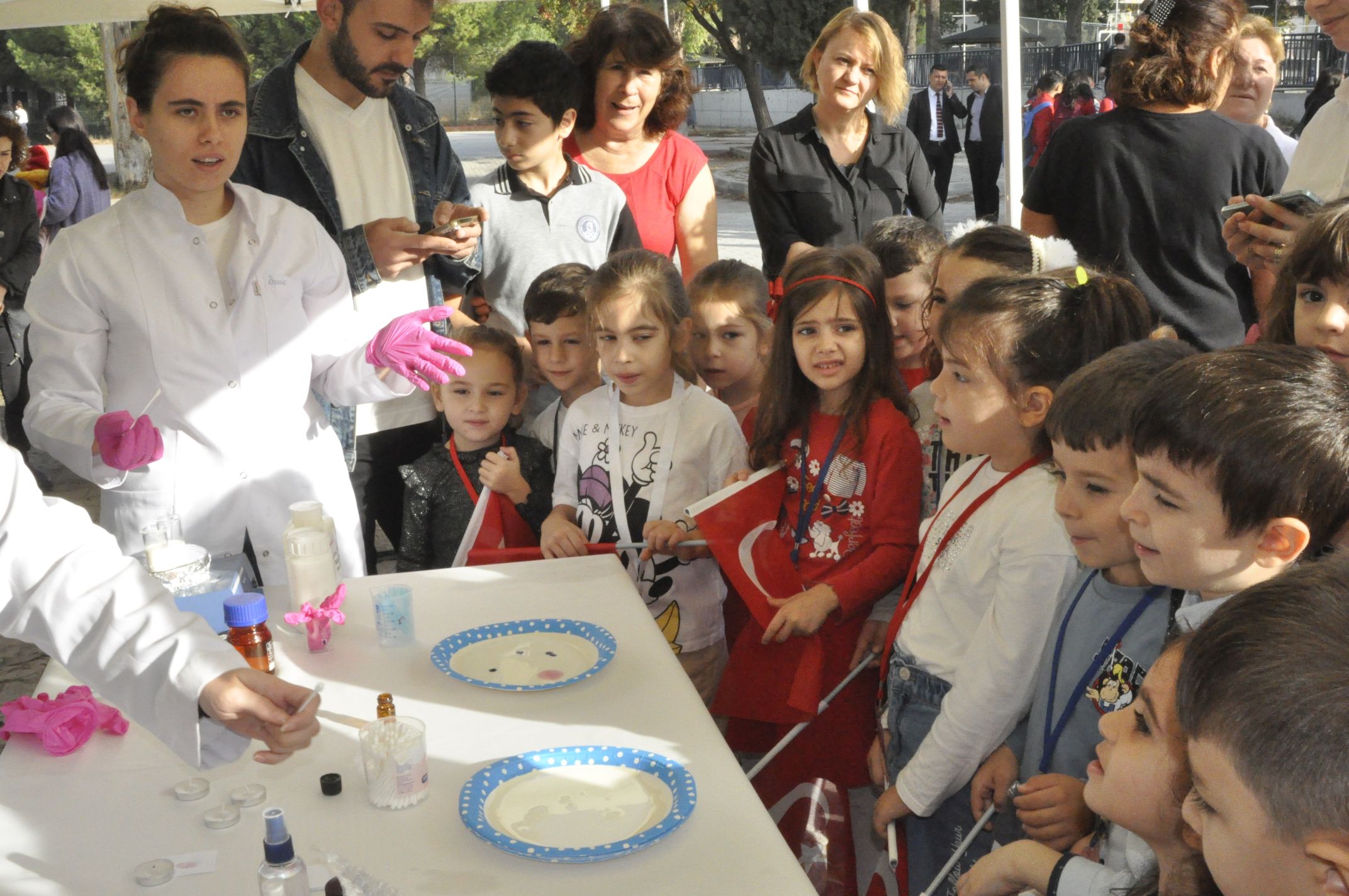 Öğrenciler bilim şenliğinde hem eğlendi hem öğrendi