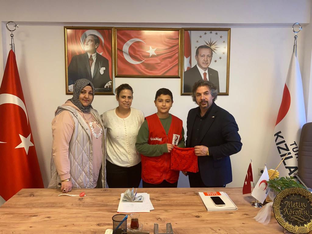 Depremzede doruk kumbarasında biriktirdiklerini Kızılay’a bağışladı