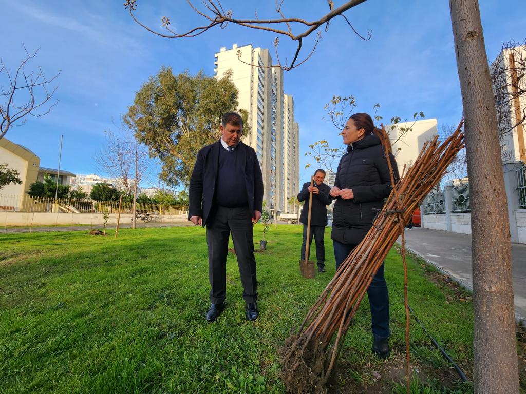 Karşıyaka meyve bahçeleriyle renkleniyor