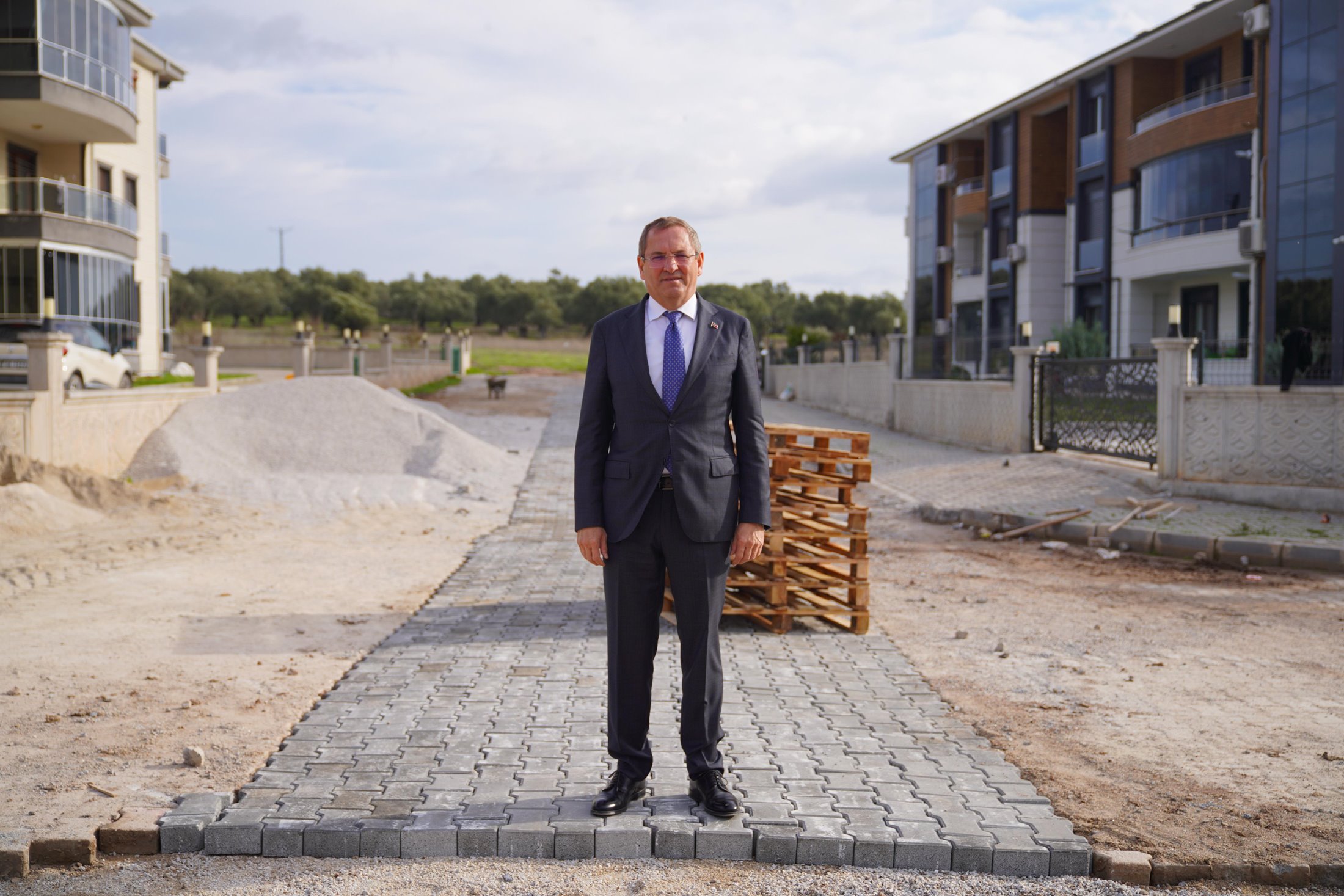 Ayvalık’ta doğalgazın yollarda yarattığı tahribat onarılıyor