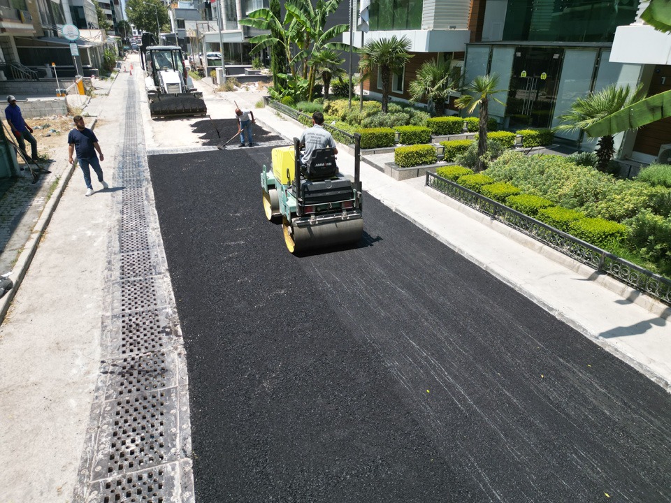 Bayraklı’ya 4,5 yılda 350 bin ton asfalt