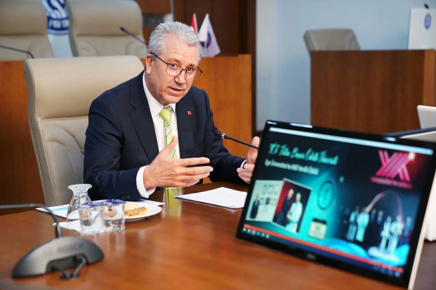 Rektör Budak bölüm çayı programında akademisyenlerle bir araya geldi