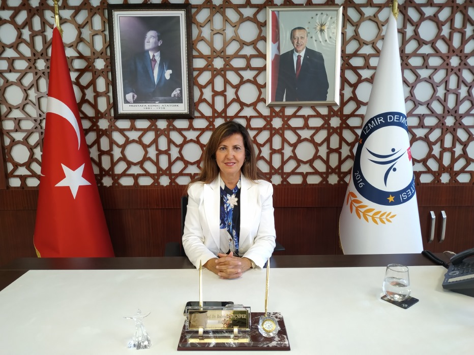 İzmir Demokrasi Üniversitesi Rektörü Prof. Dr. Bedriye Tunçsiper yeni yıl mesajı