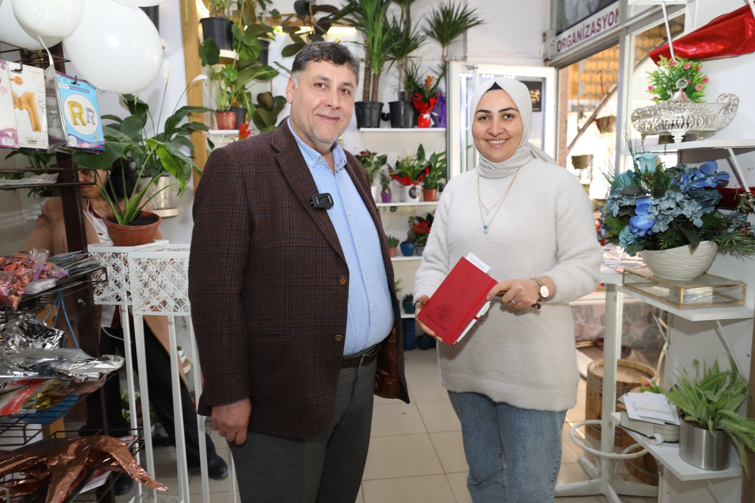 Menderes belediye başkanı Erkan Özkan esnafın yeni yılını kutladı