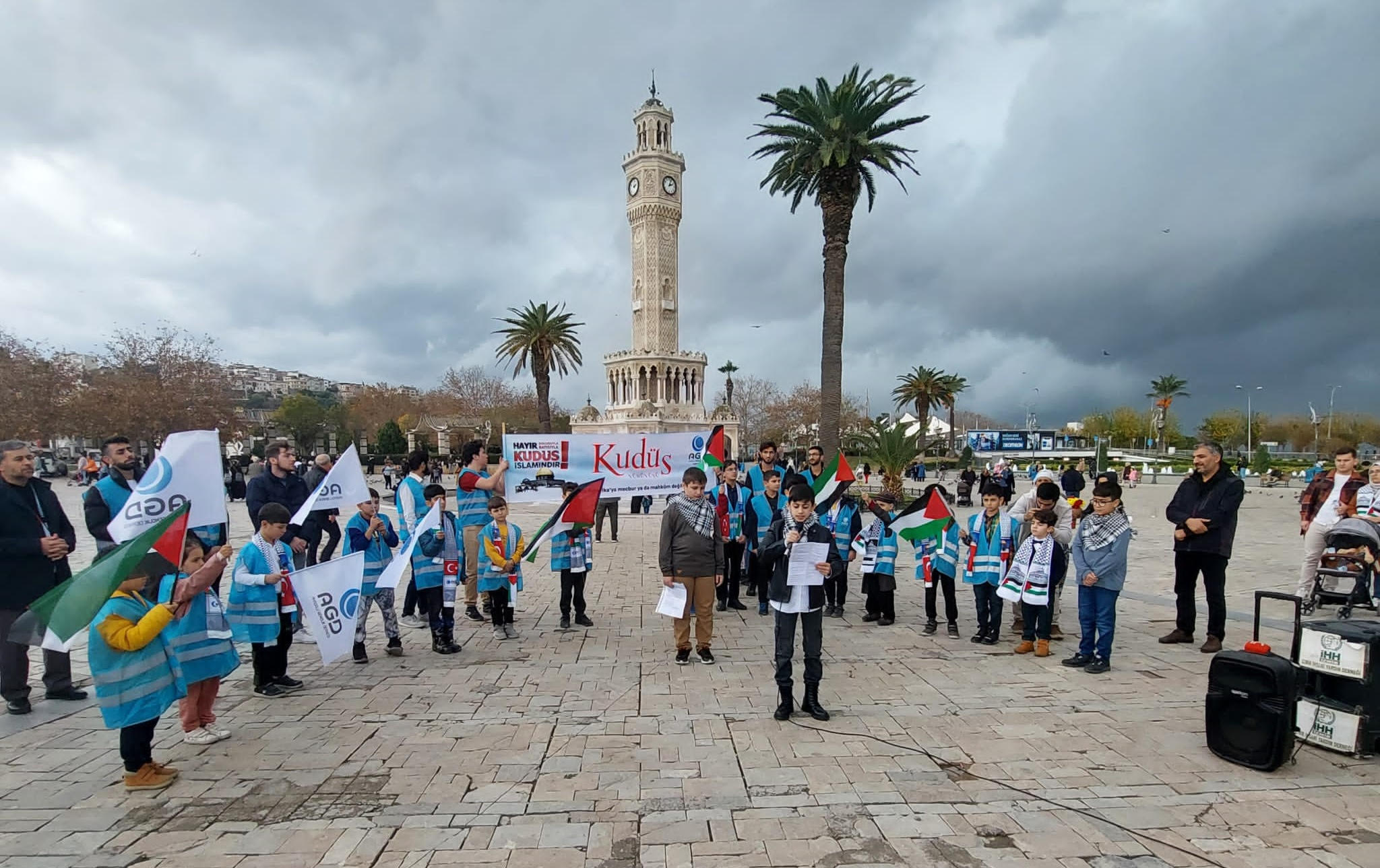 ”Temiz Yürekler” Filistin için konak meydanı’nda buluştu