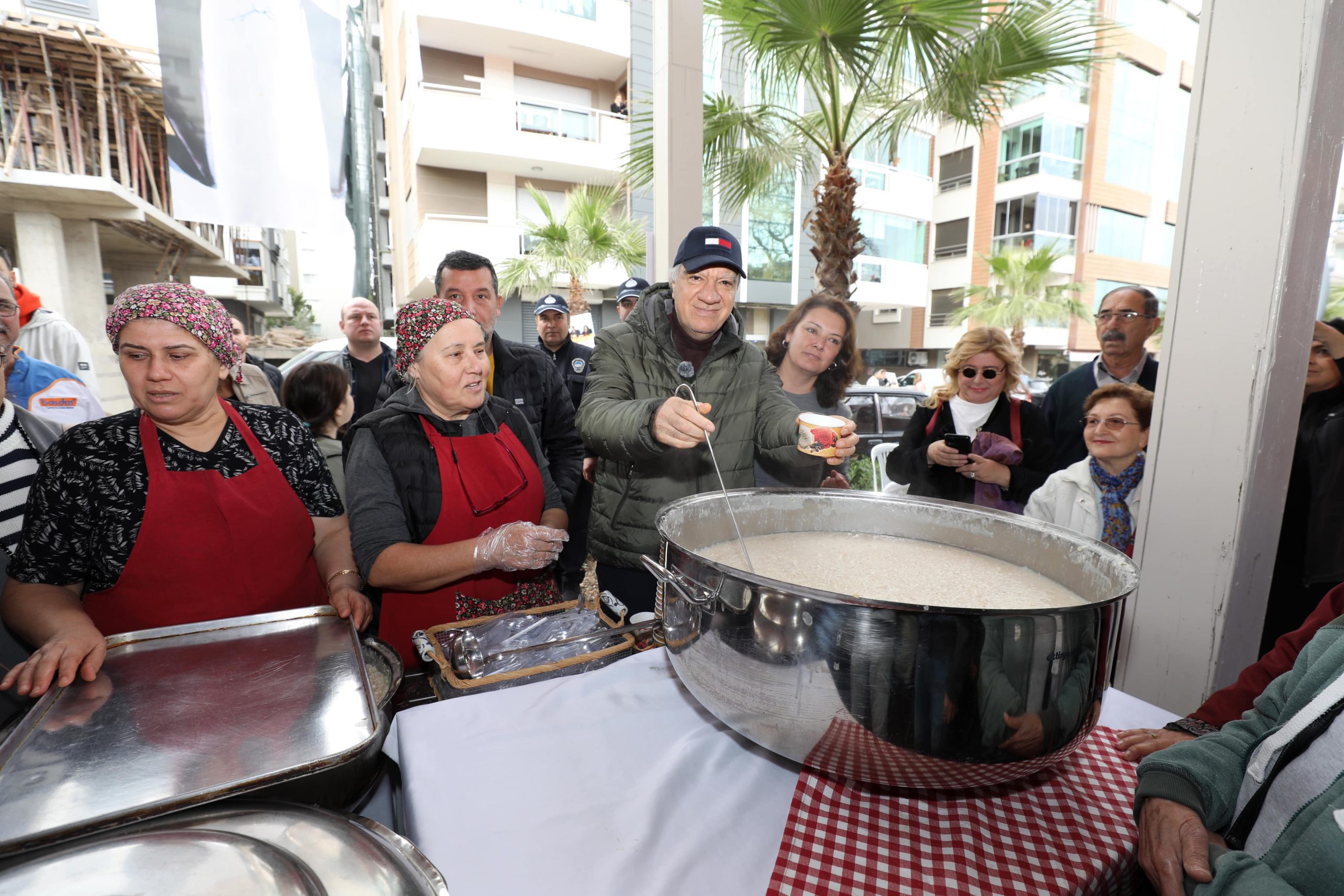Narlıdere’nin yeni yıl pazarına büyük ilgi