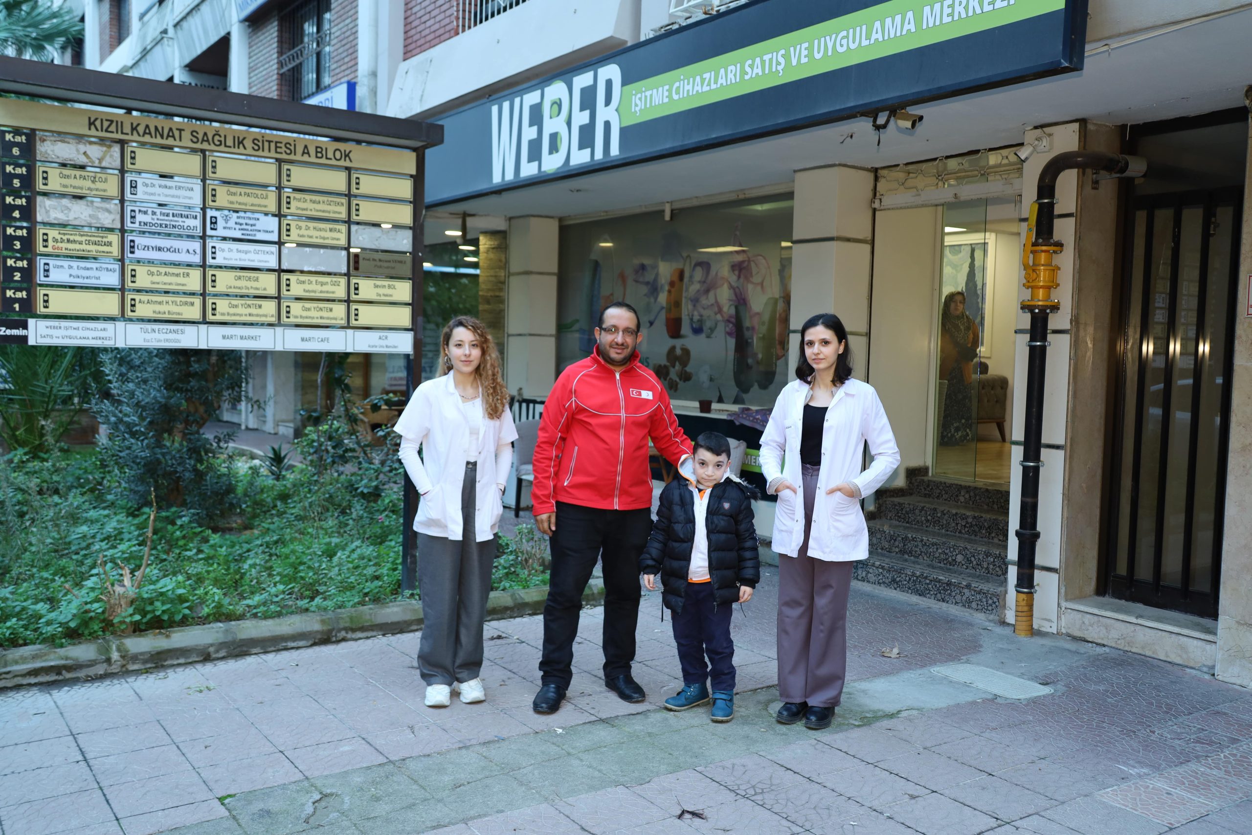 Küçük Berat’a Türk Kızılay’dan işitme cihazı