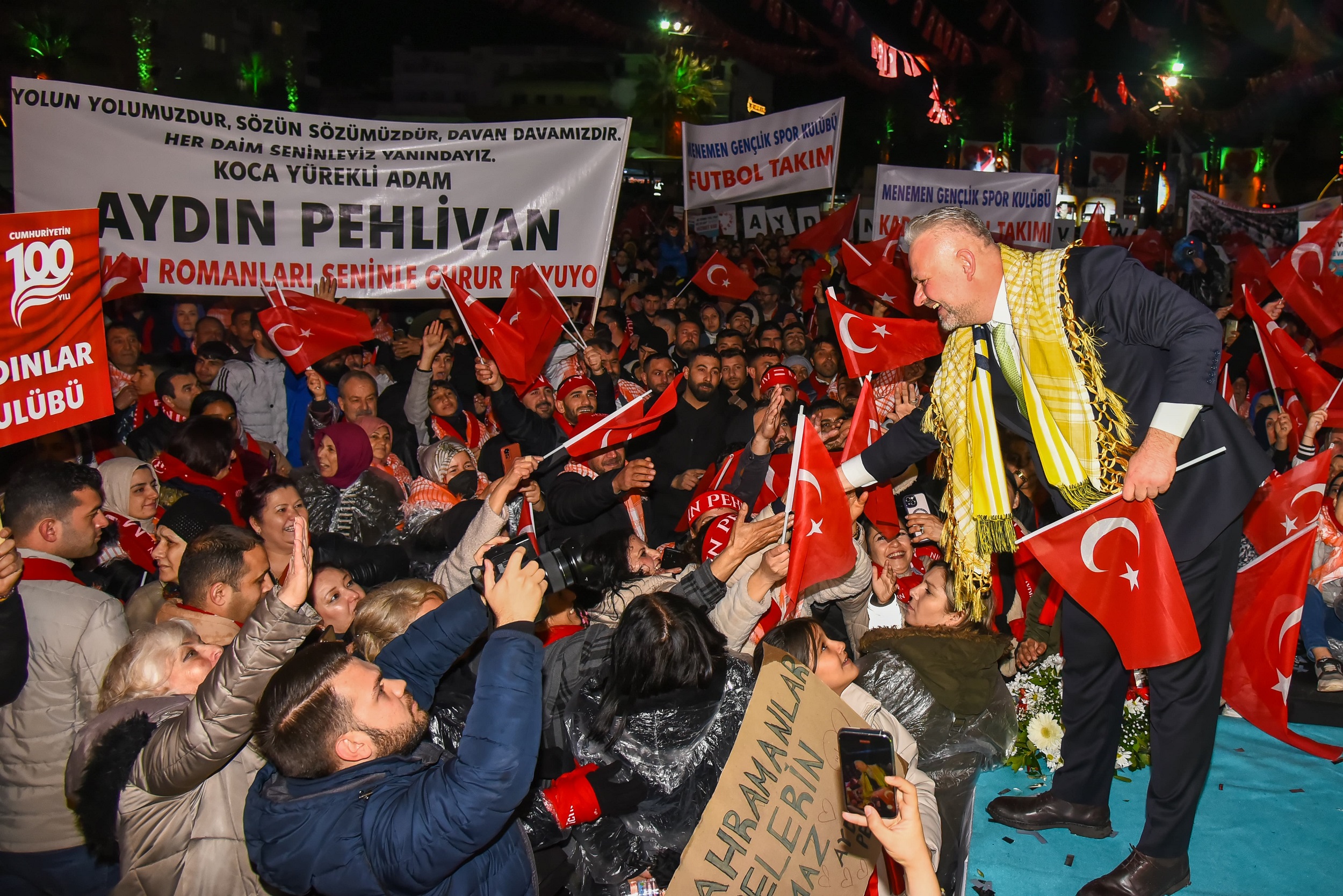 Menemen Pehlivan’ı bağrına bastı