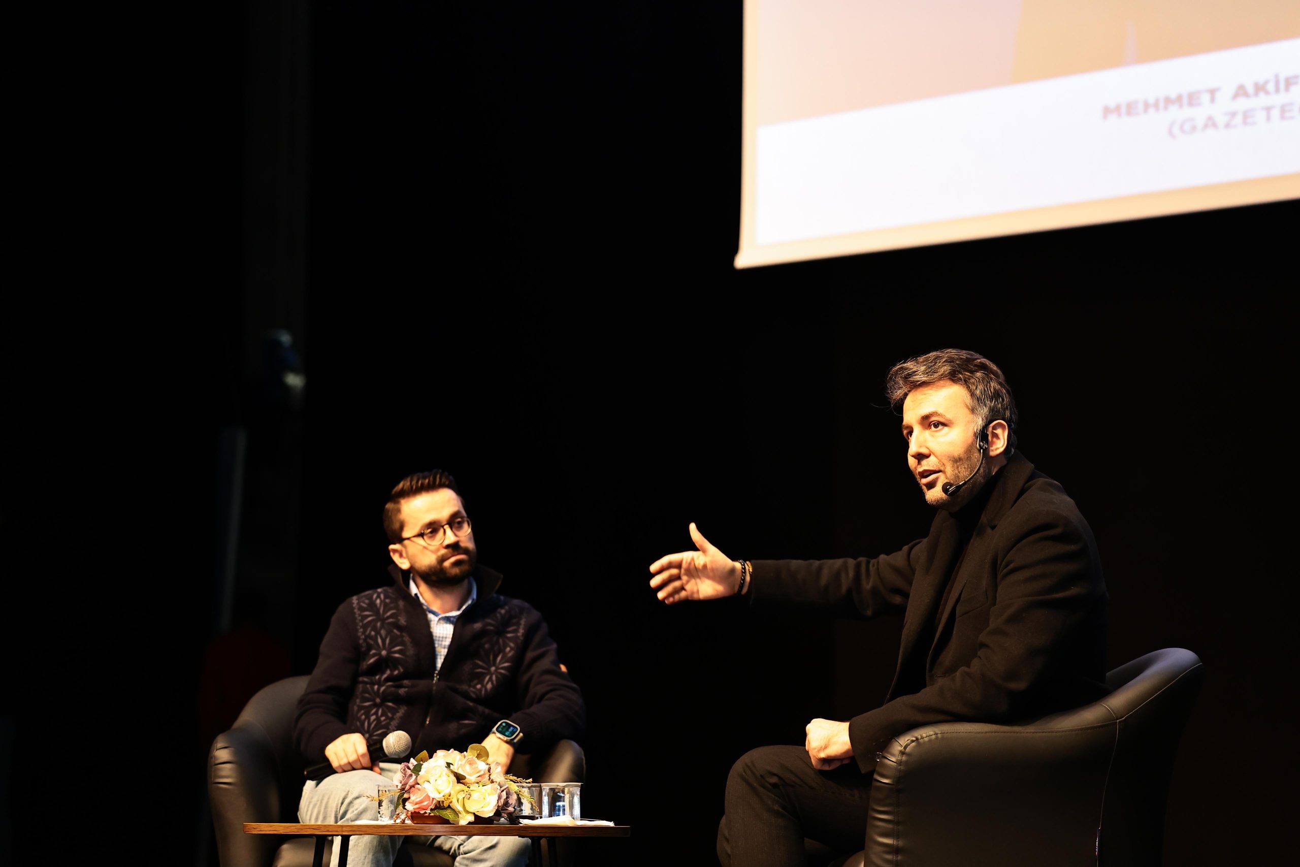 Başarılı gazeteciler Mehmet Akif Ersoy ile Adem Metan sevenleri ile buluştu