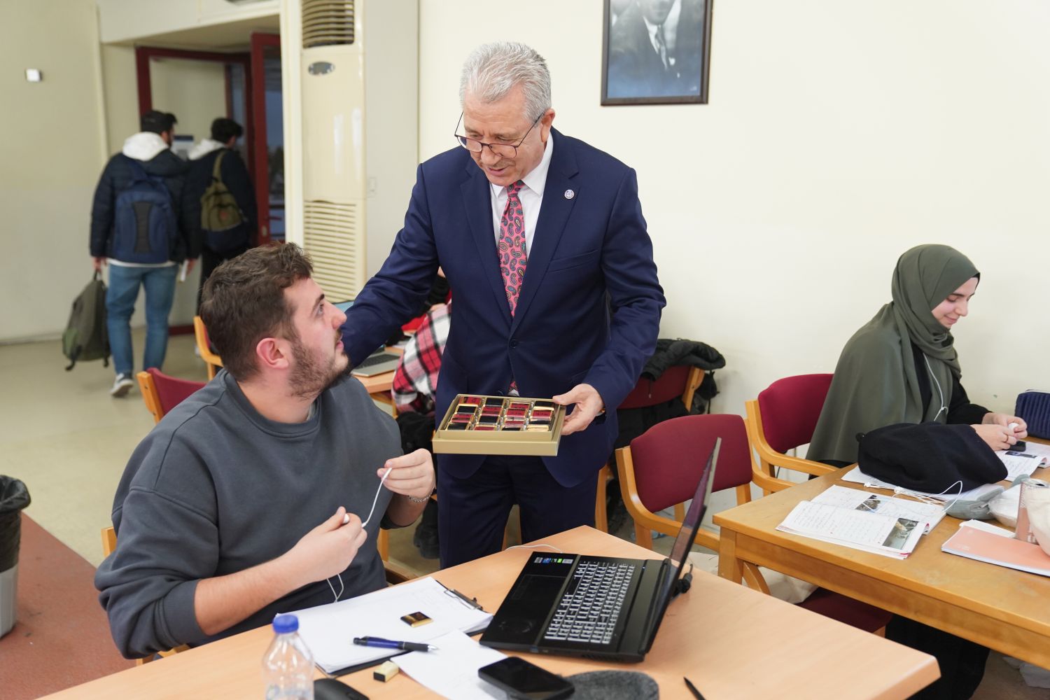 Rektör Prof. Dr. Budak’tan final sınavlarına hazırlanan öğrencilere moral ziyareti