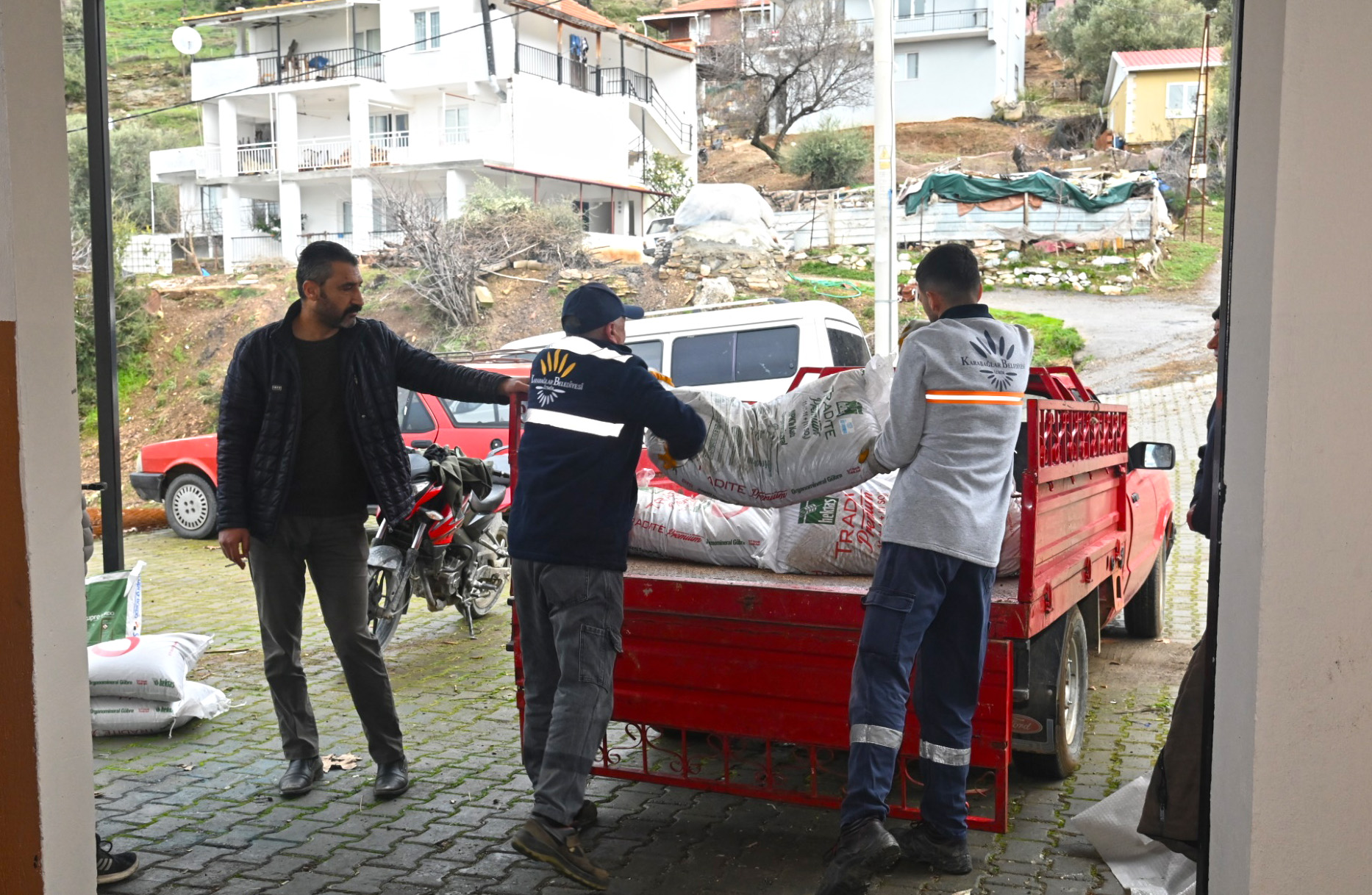 Karabağlar Belediyesi’nden üreticiye kesintisiz destek