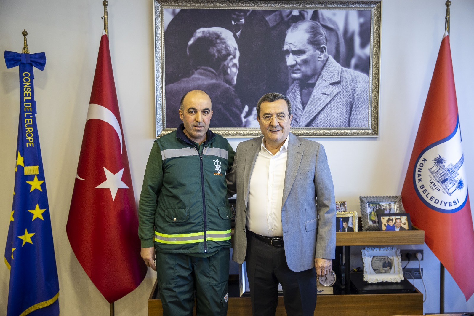 Konak’ın örnek personeline Başkan Batur’dan teşekkür