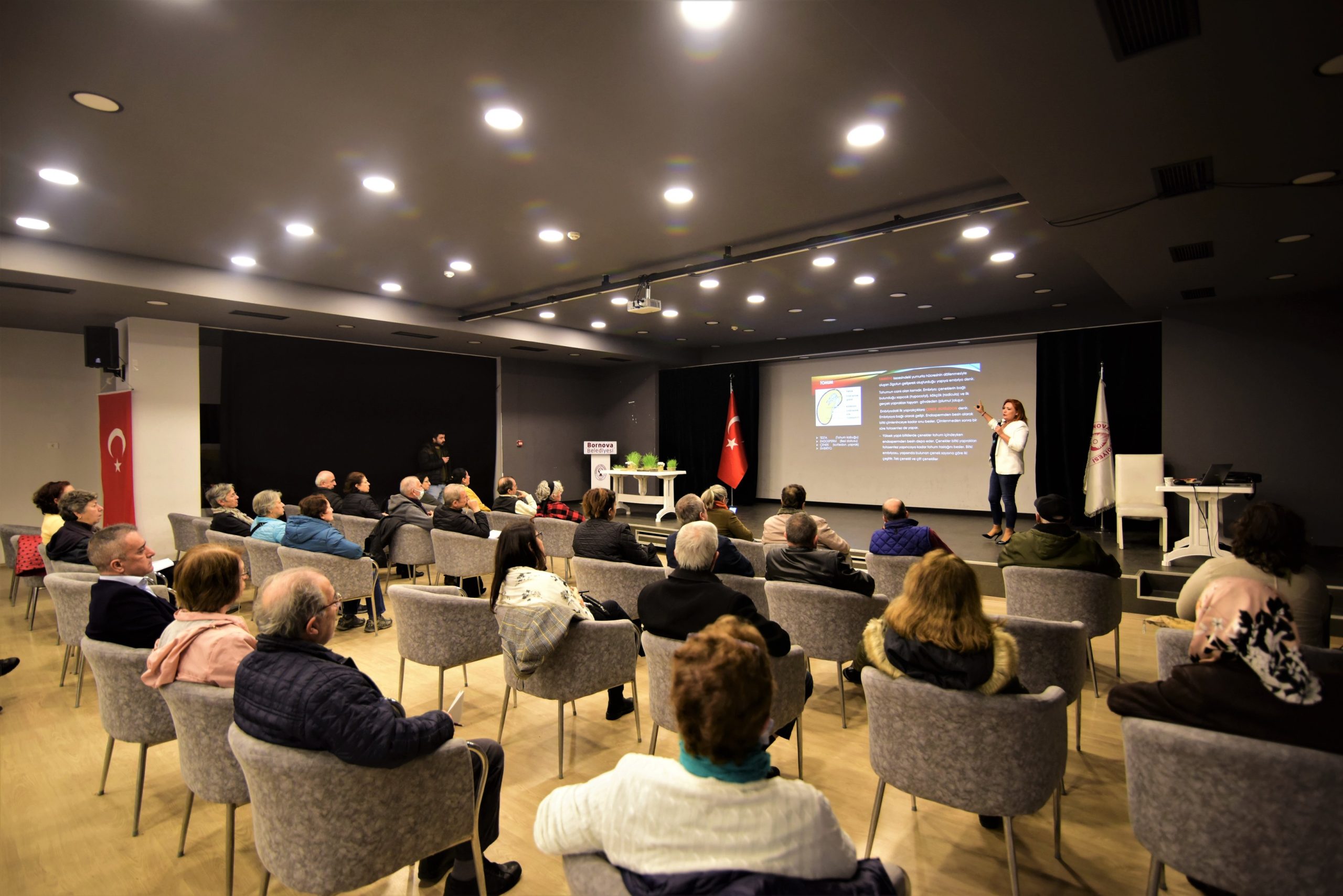 Bornova’da kendisi küçük, besin değeri büyük mikro filiz eğitimi veriliyor