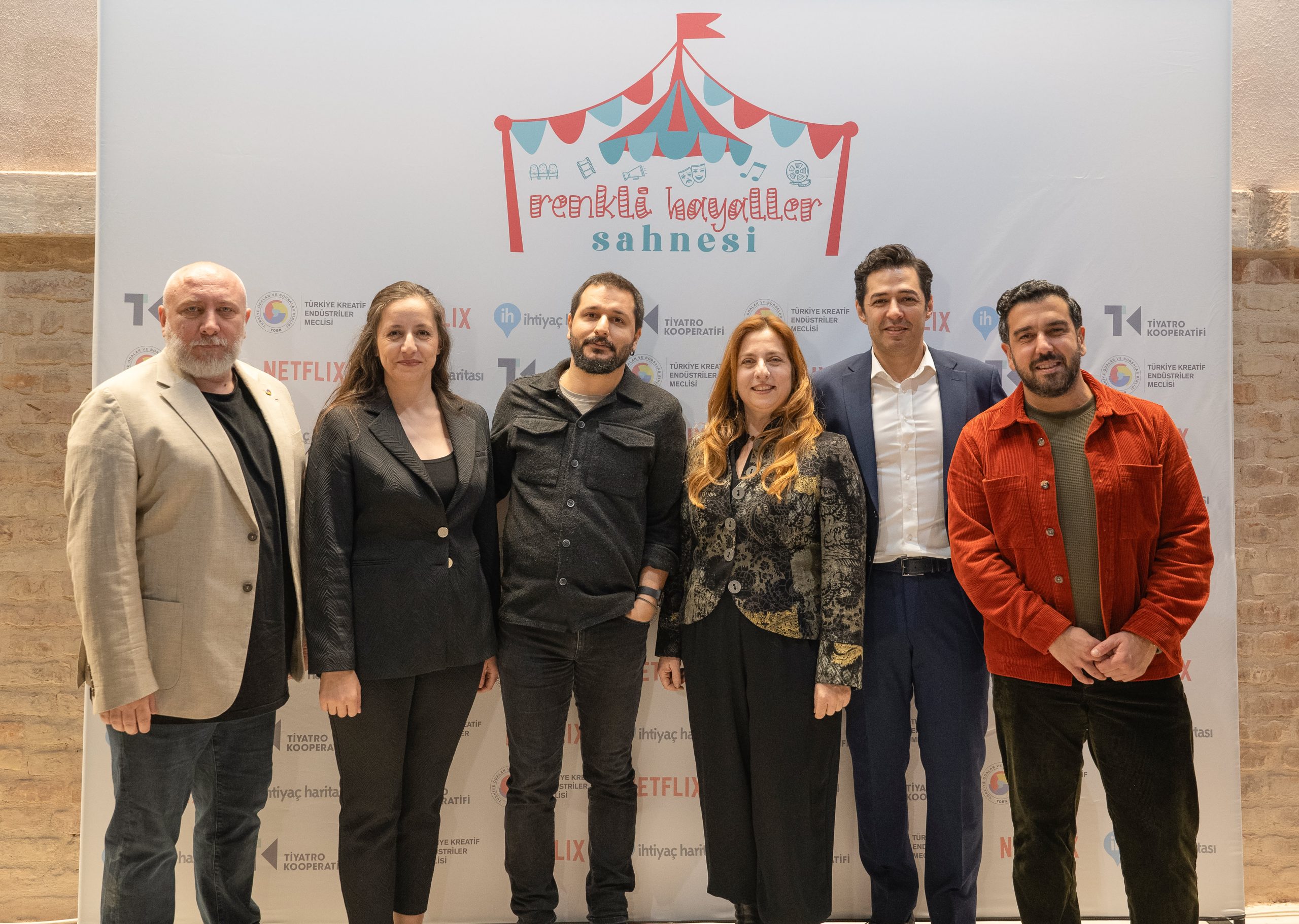 Depremden etkilenen çocuklar için hayata geçirilen Renkli Hayaller Sahnesi projesi