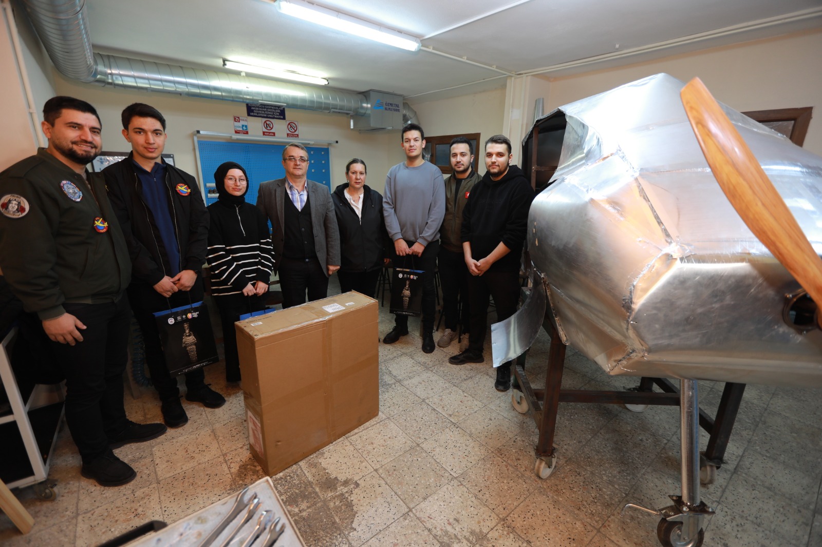 İnsansız yangın söndürme uçağı için çalışan öğrencilere Efes Selçuk Belediyesi’nden destek