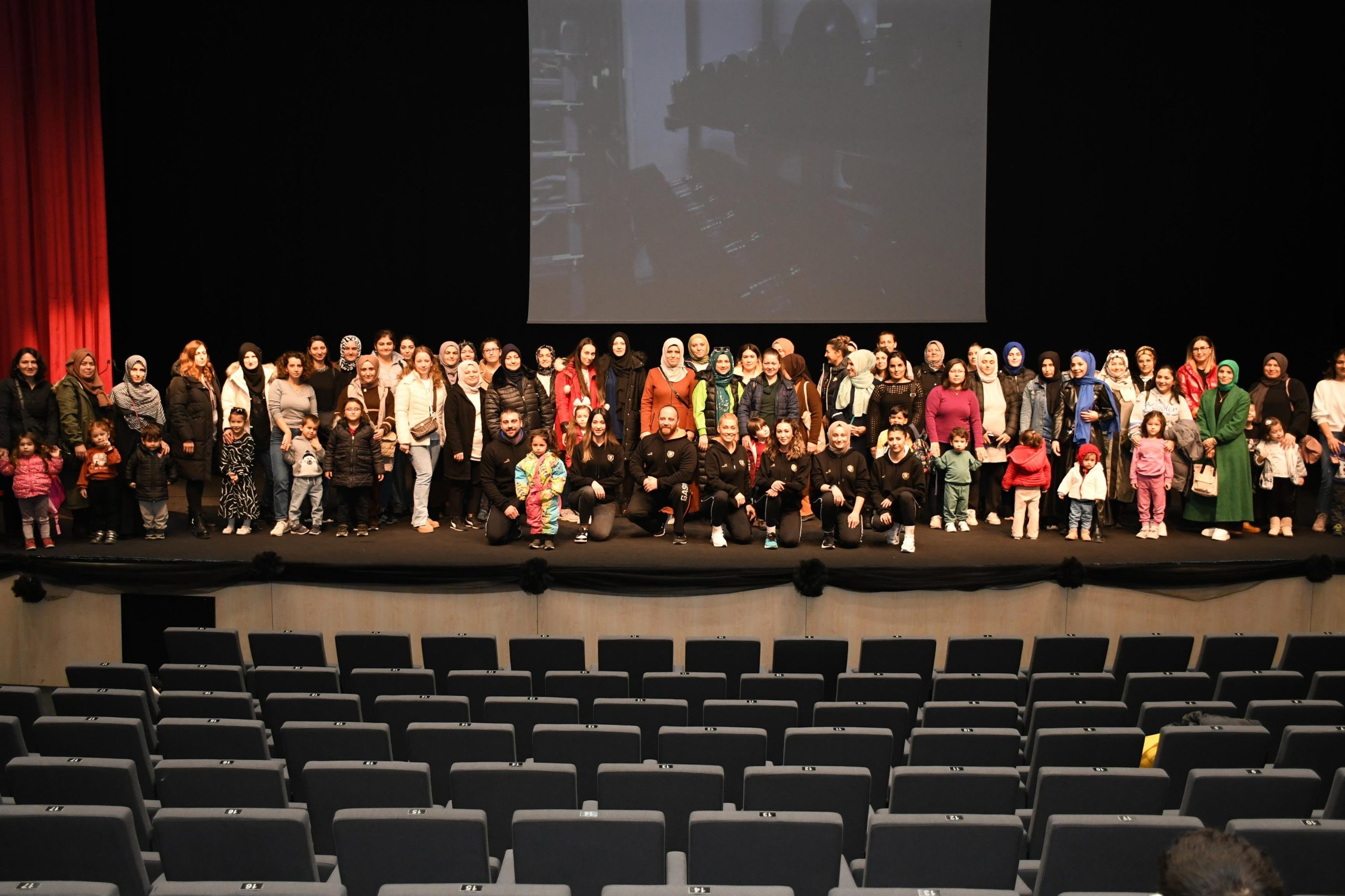 Anneler spora, çocuklar oyuna