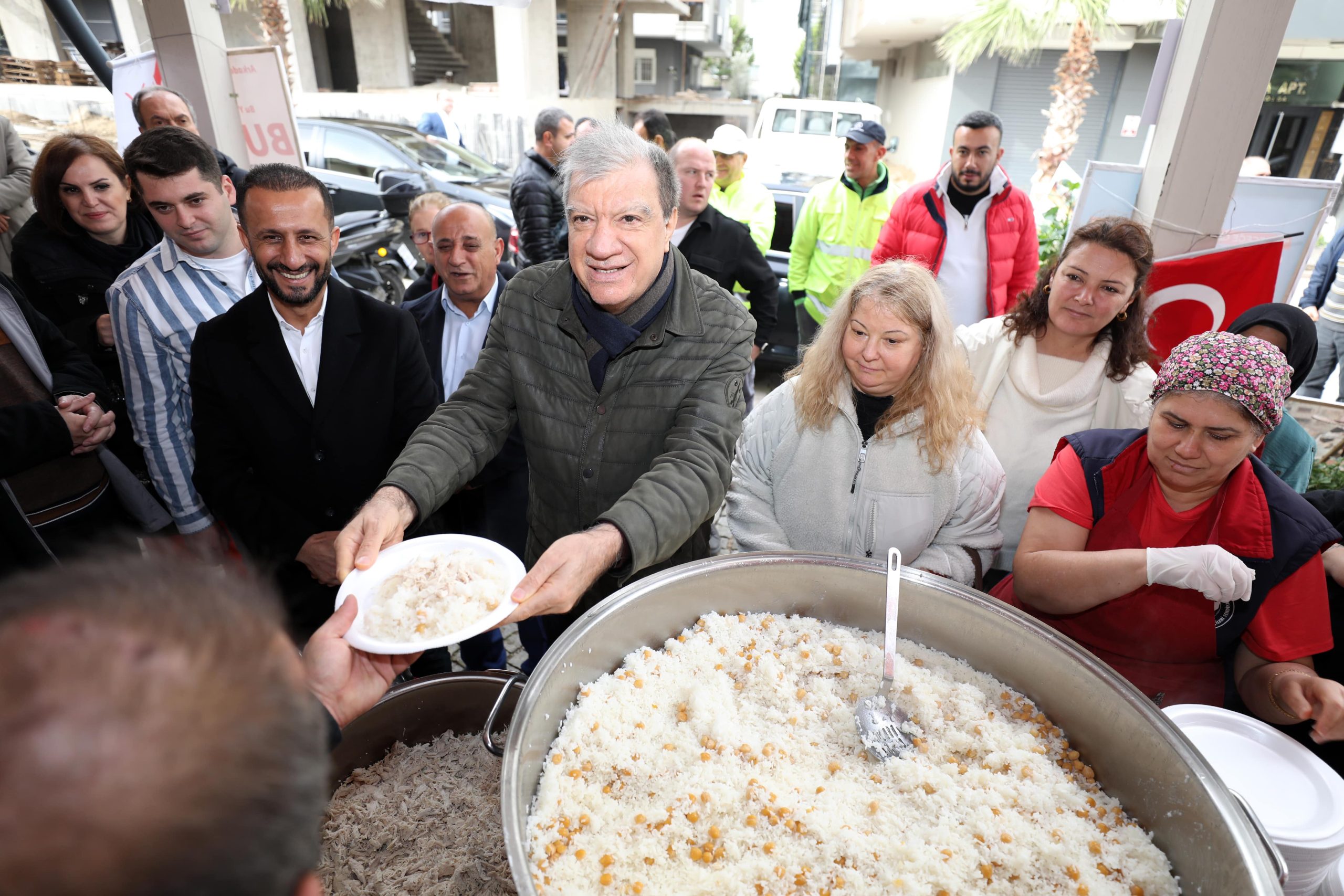 Yukarıköy, İzmirlilerin akınına uğruyor