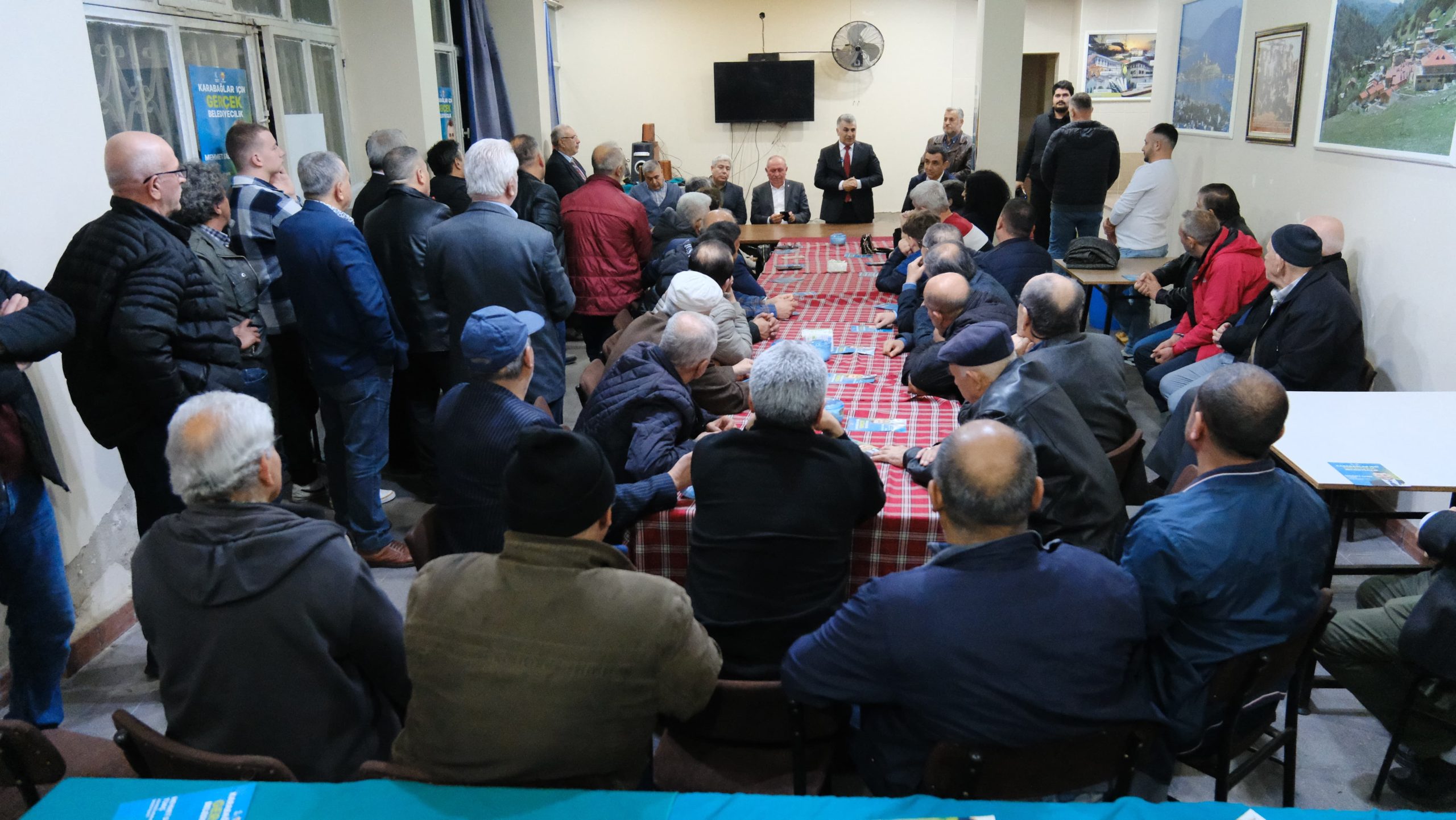 Karabağlar’a asılan ‘İcraat Yapılmaz’ levhası iniyor