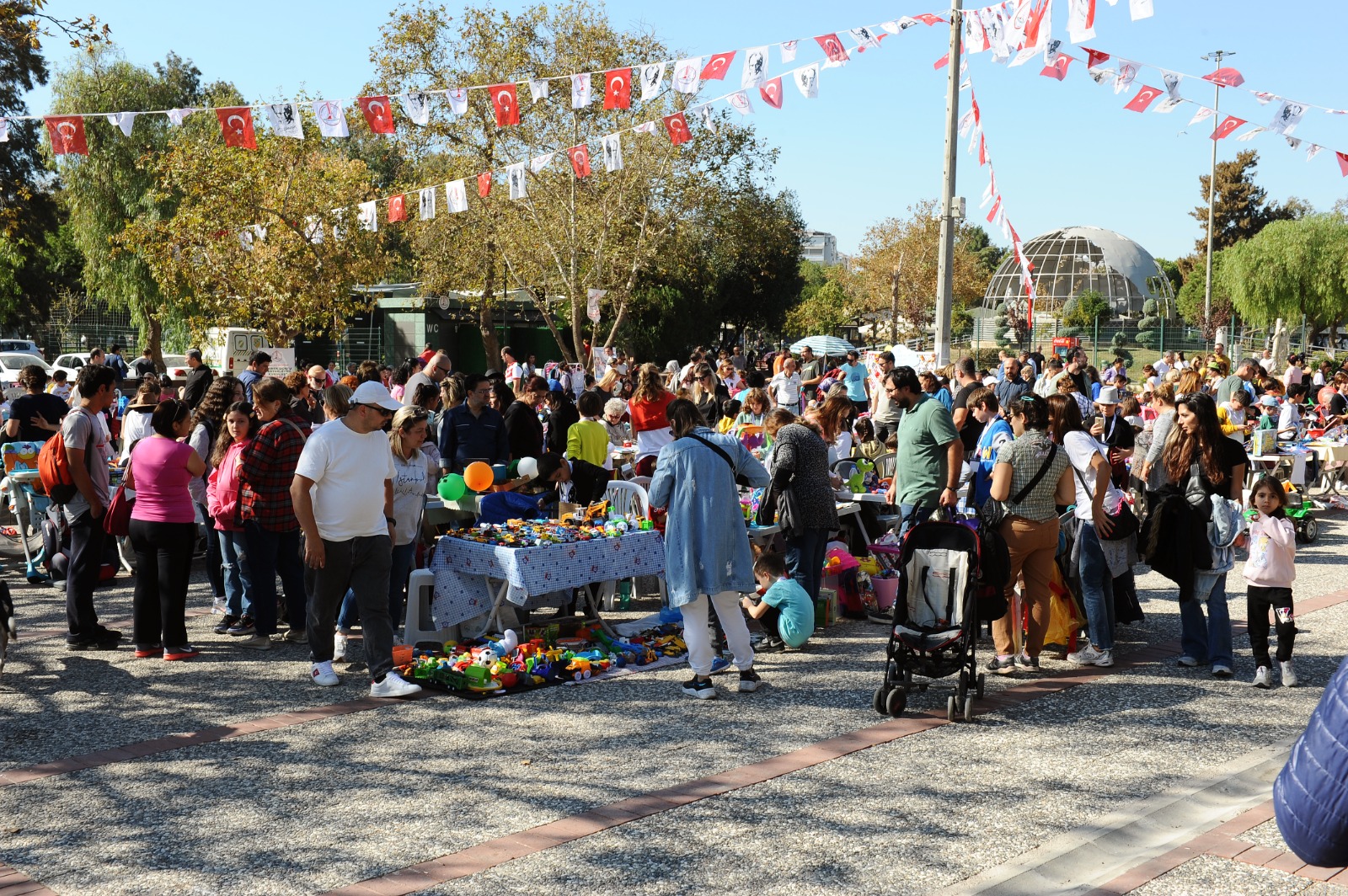 Karşıyaka’da Sevgililer Günü Pazarı