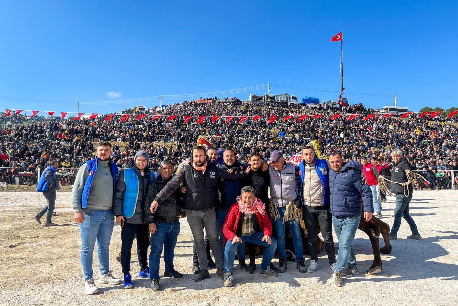 Kınık’ta bu sene 34’üncüsü düzenlenen Geleneksel Deve Güreşleri büyük ilgi gördü