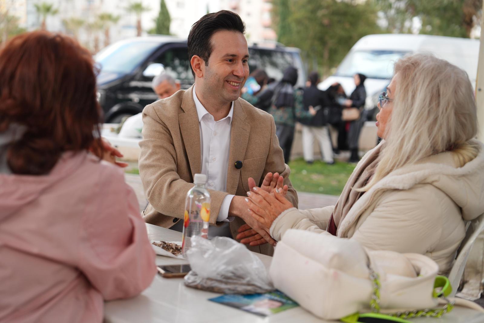 Çiftçioğlu, Karşıyakalılar’la çiğdem çitledi, çay servisi yaptı