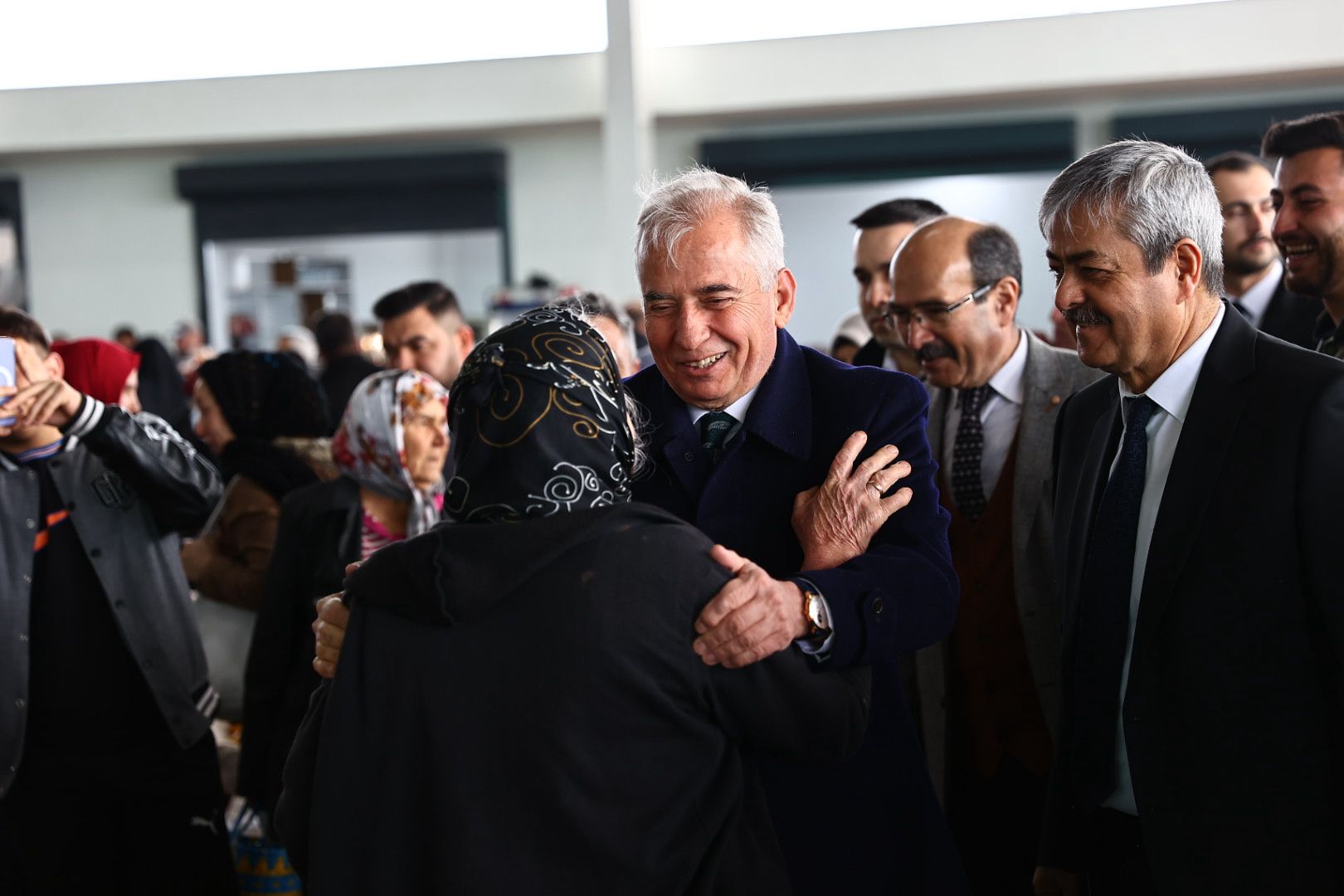 Başkan Zolan’a manili sevgi gösterisi