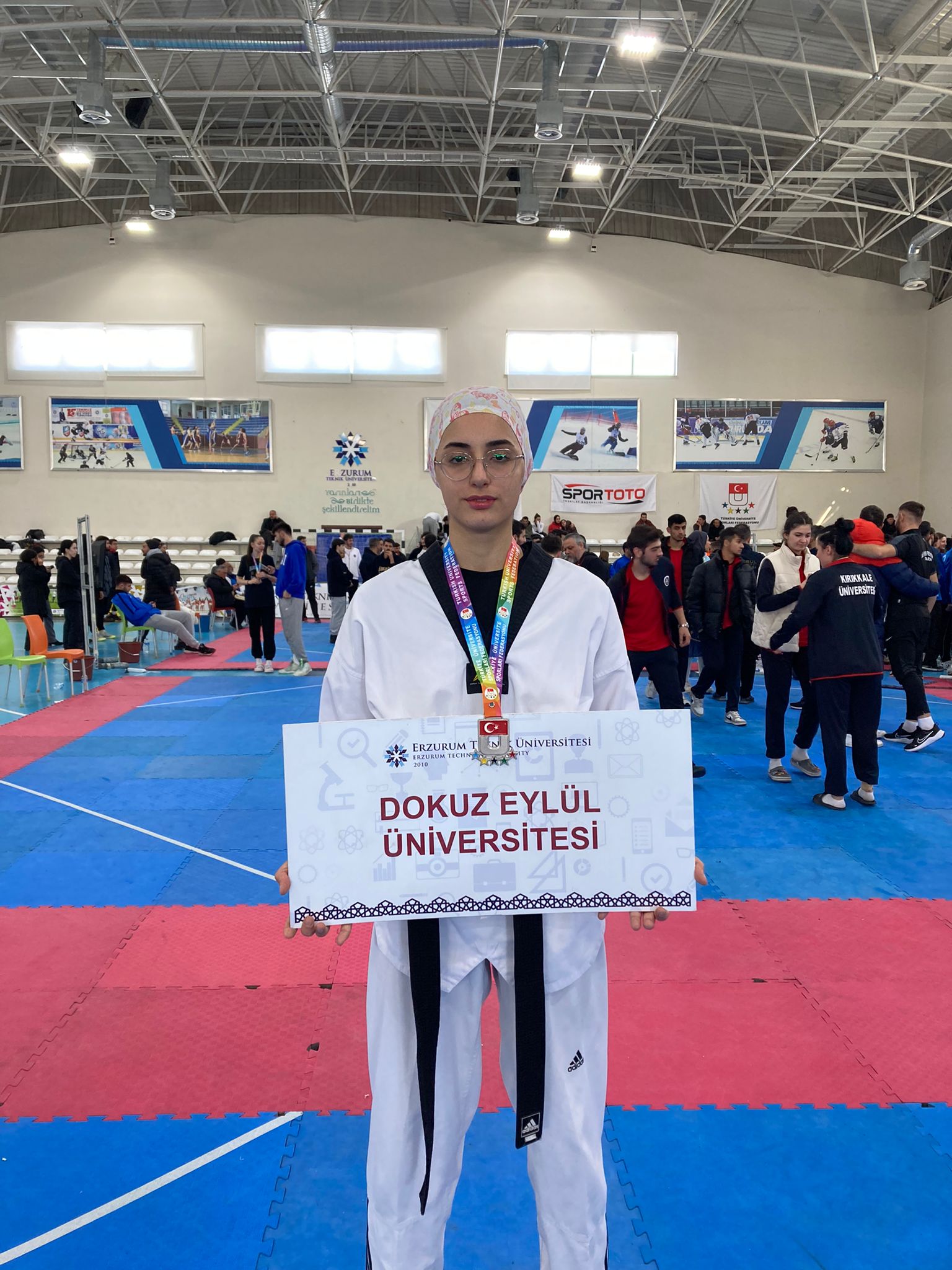 DEÜ’lü tekvandocu Türkiye şampiyonasından gümüş madalya ile döndü