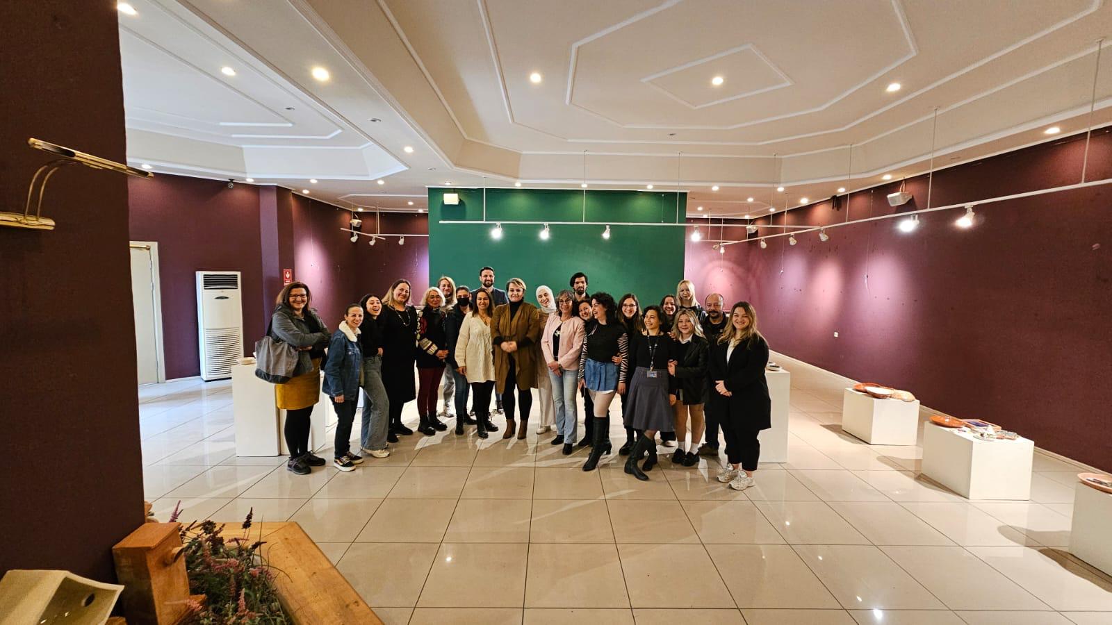 Ege MYO öğrencilerinin seramik ve cam eserleri sergilendi