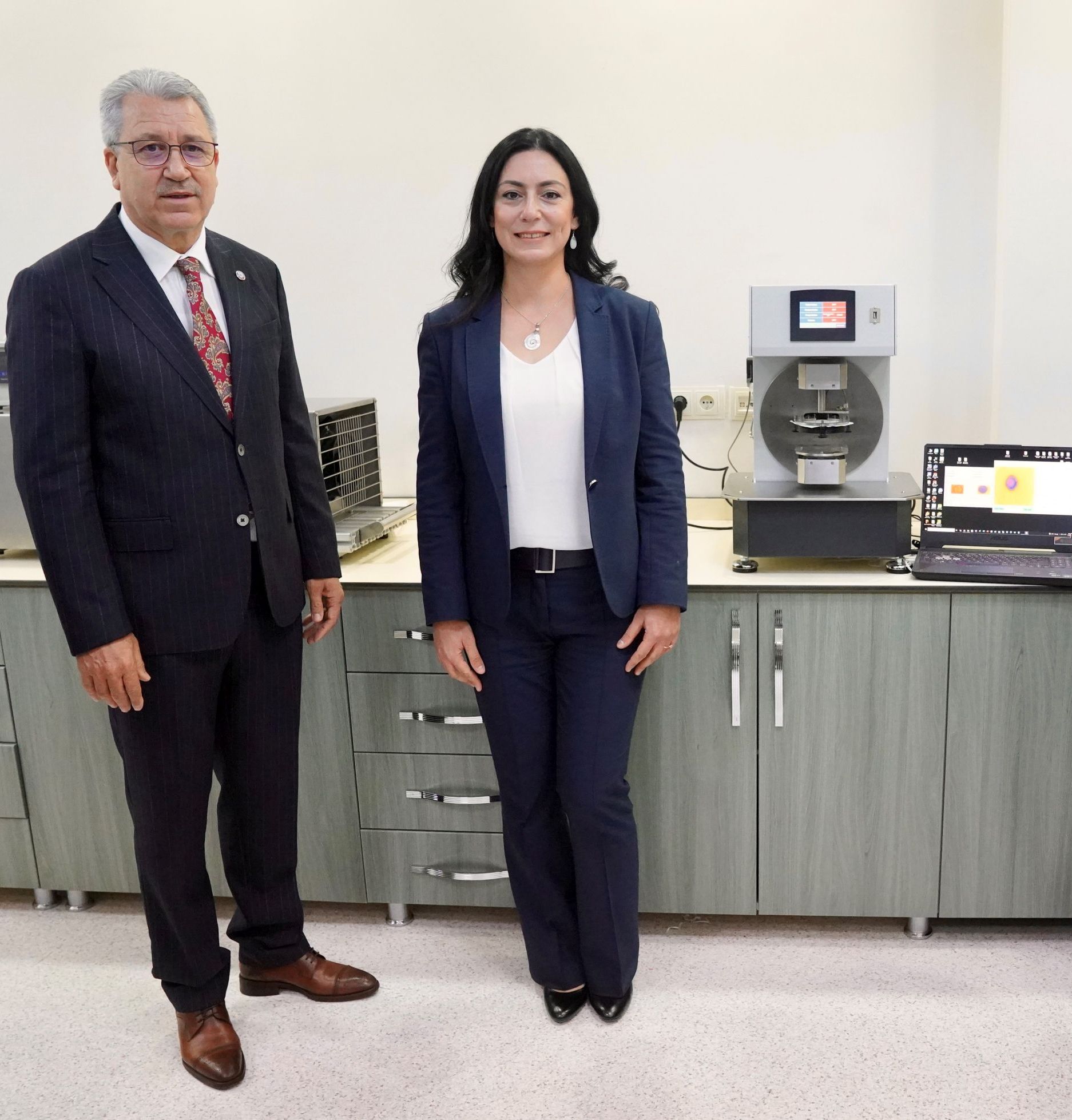 Egeli akademisyenlerin geliştirdikleri “Kumaş Dalama Ölçüm Cihazı” ABD’den patent tescili aldı