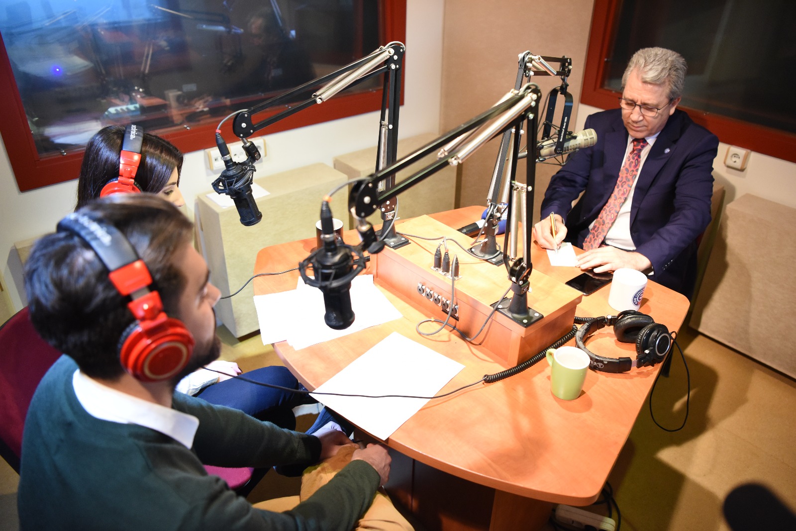 Radyo Ege Kampüs’te öğrenciler radyoculuğunu mutfağında öğreniyor