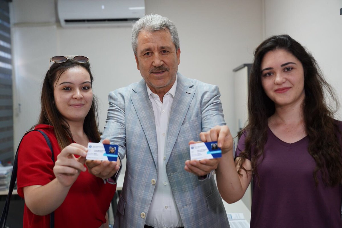 Ege Üniversitesi mezunlarıyla bağını koparmıyor