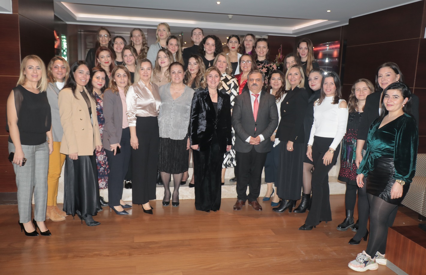 İZİKAD üyeleri Sezgin’i alkışlarla uğurladı