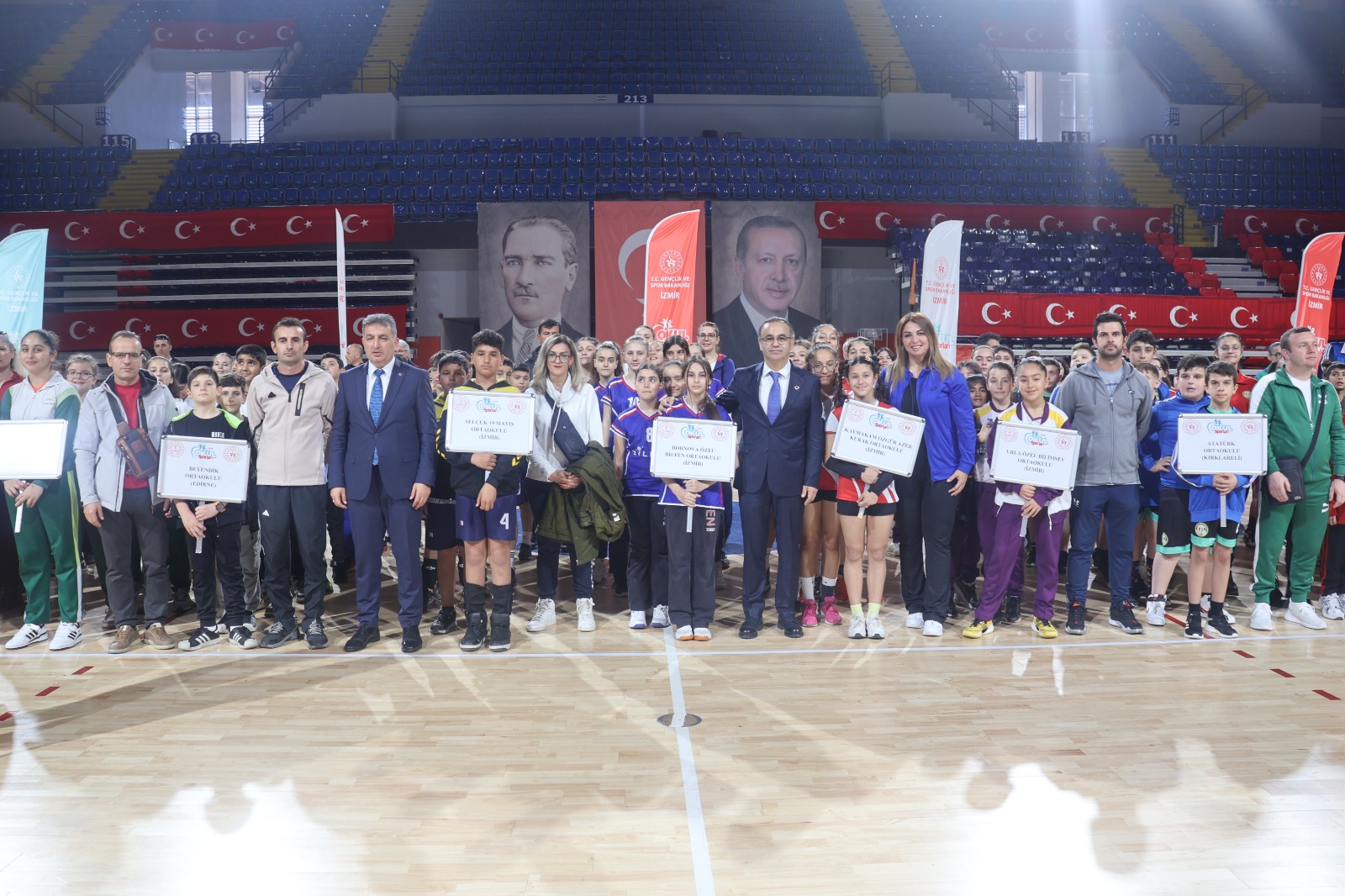 Okul Sporları Küçükler Voleybol Grup Müsabakaları İzmir’de Başladı