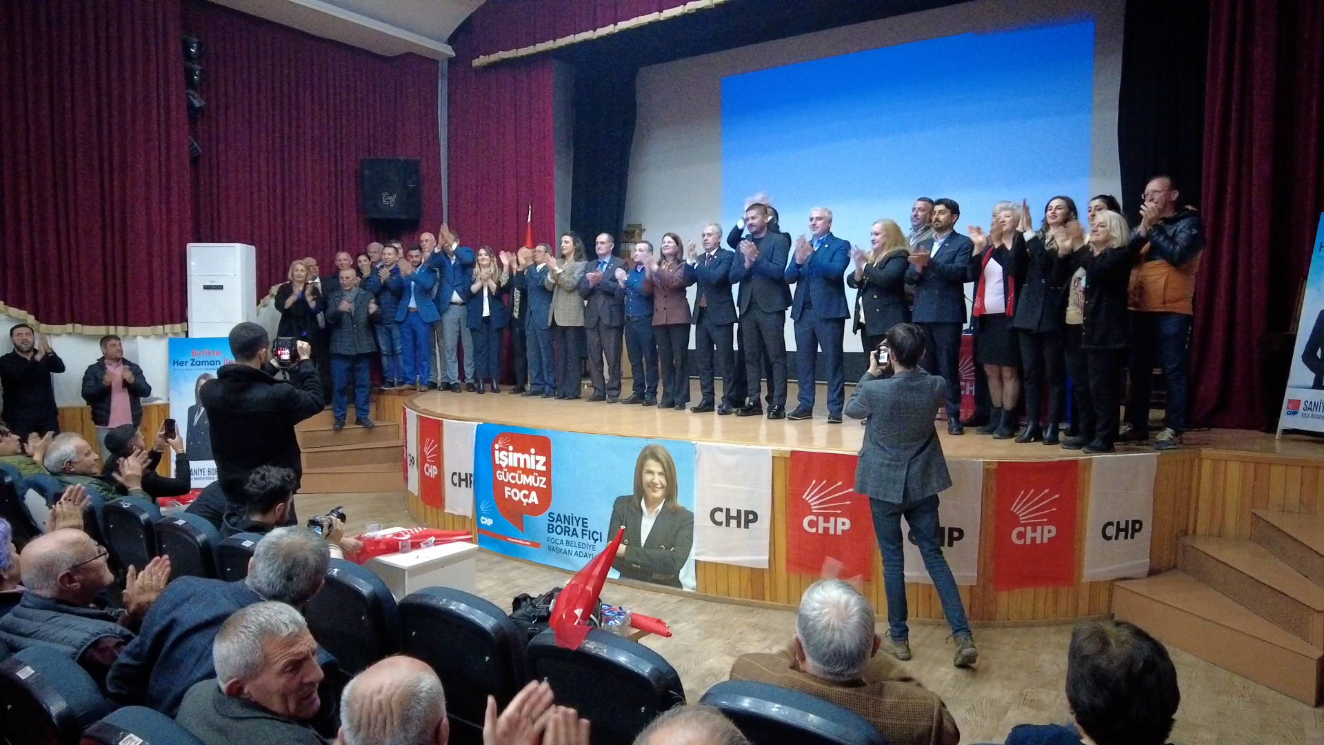 CHP Foça belediye başkan adayı Saniye Bora Fıçı yolumuz doğru