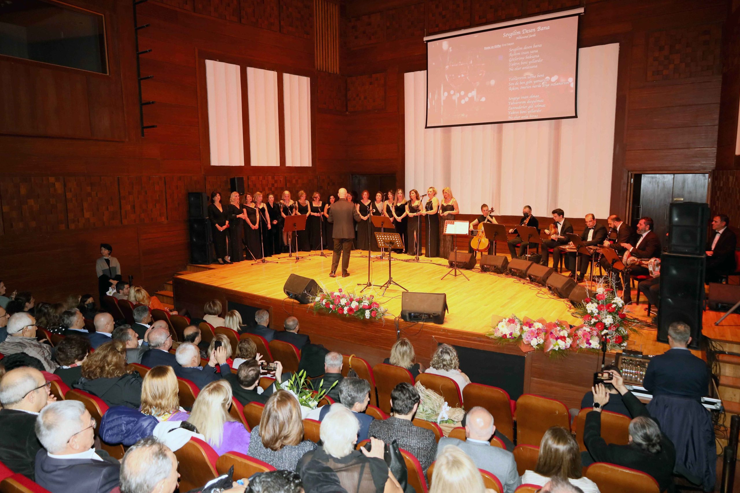 İZSİAD Kadınlar TSM Korosu Sevgililer Günü için söyledi