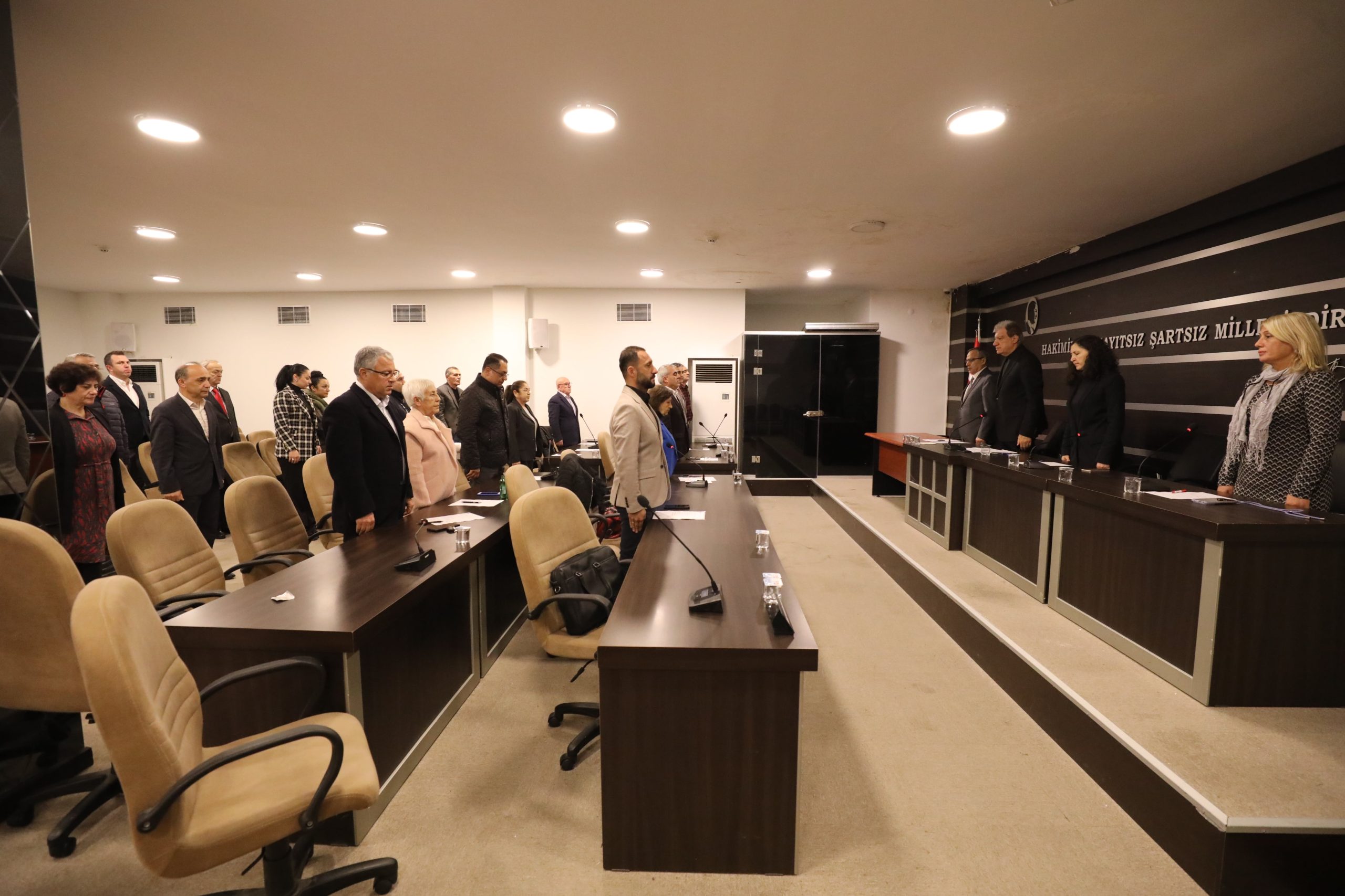 Narlıdere meclisi’nde 6 şubat depremi’nde hayatını kaybedenler için saygı duruşu