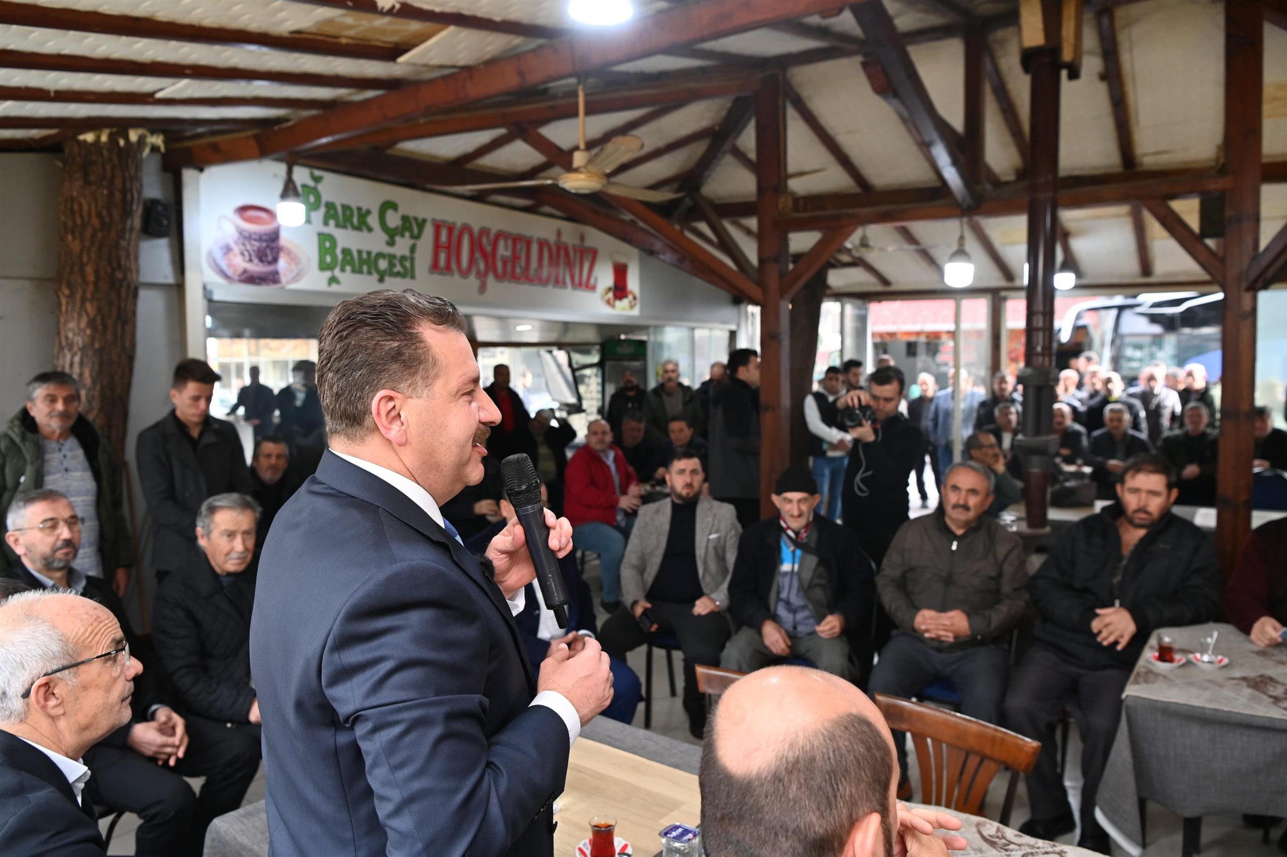 Vatandaşlar, Yücel Yılmaz’a yürekten sarılıyor