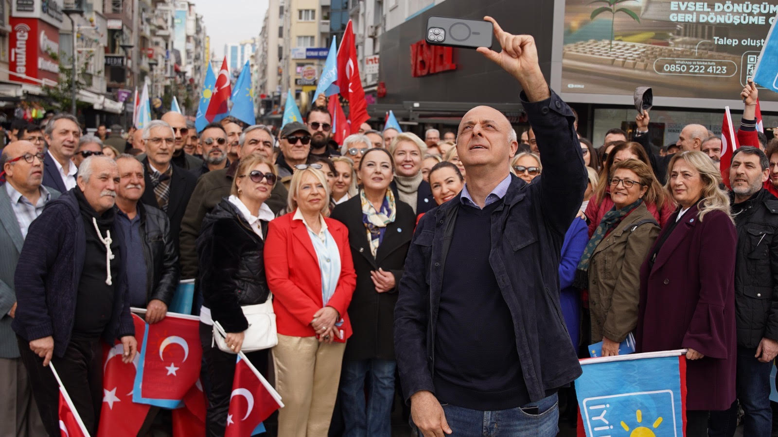 Alsancak’ta Esnaf ve Vatandaşlar ile buluşan Özlale: “İzmir’de her şey ‘İYİ’ olacak
