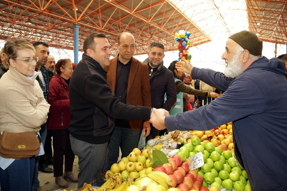 Seferihisar’da yoğun ilgi: Ahmet Aydın pazar yerinde vatandaşlarla buluştu