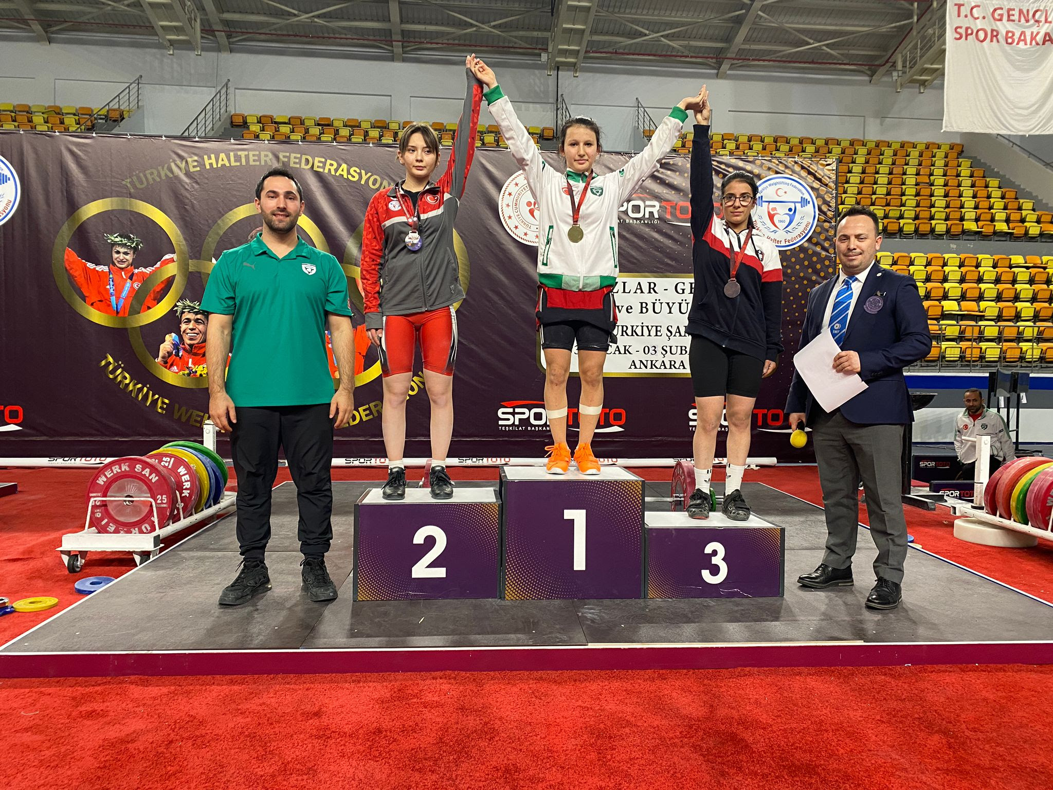 İzmir Yeşilay Spor Kulübü’nden Halterde 3 Madalya