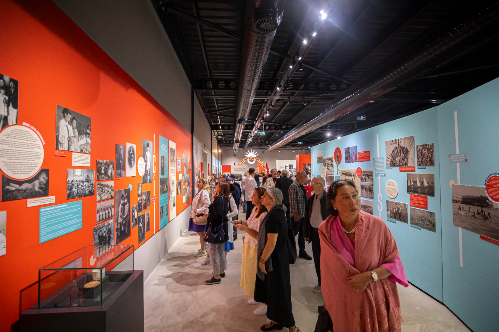 Karşıyaka’da “Bir Millet Uyanıyor” sergisi yoğun ilgi görüyor