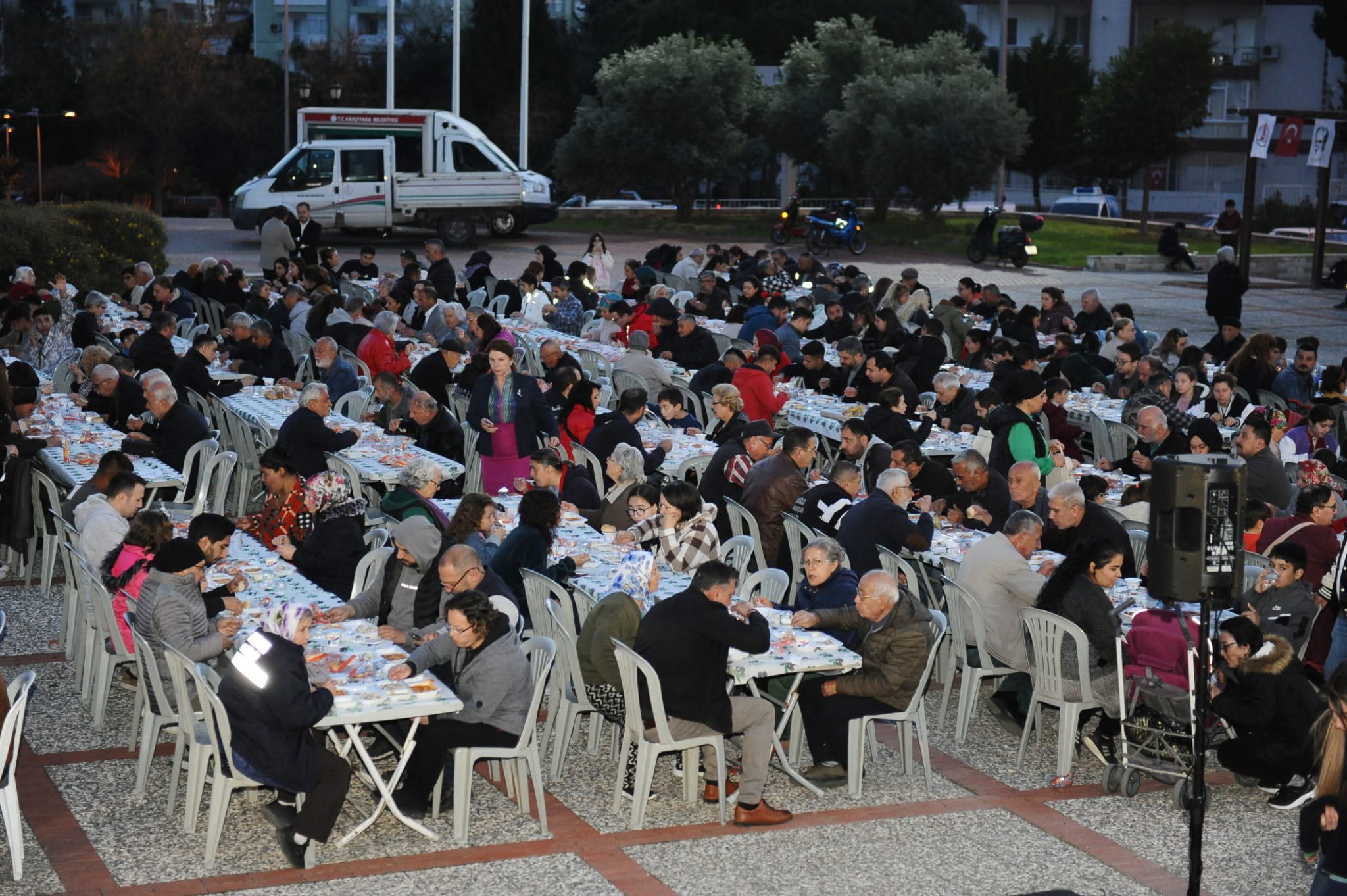Karşıyaka’da Ramazan bereketi iftar sofralarına taşındı