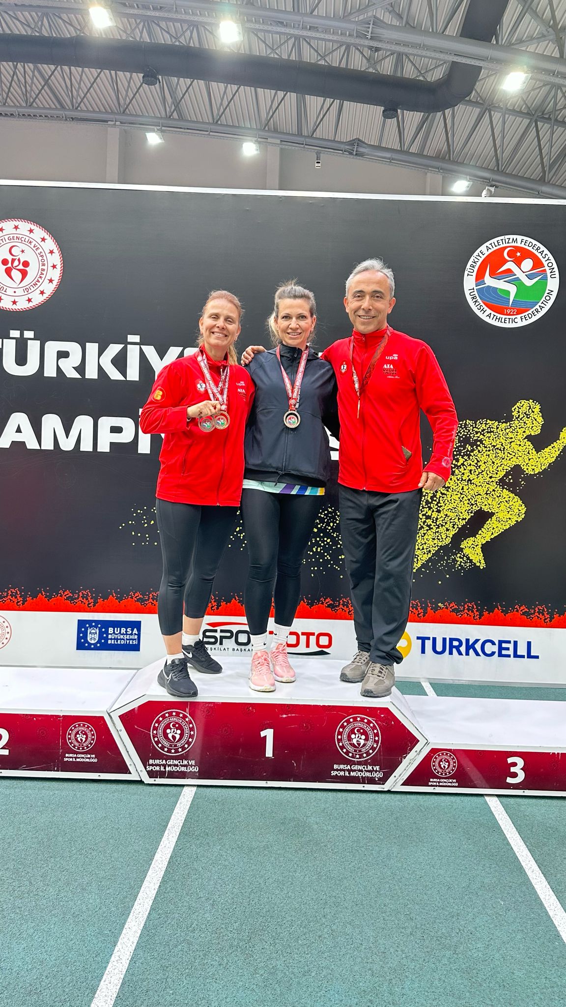 İzmirli öğretmen atletler derece yaptı