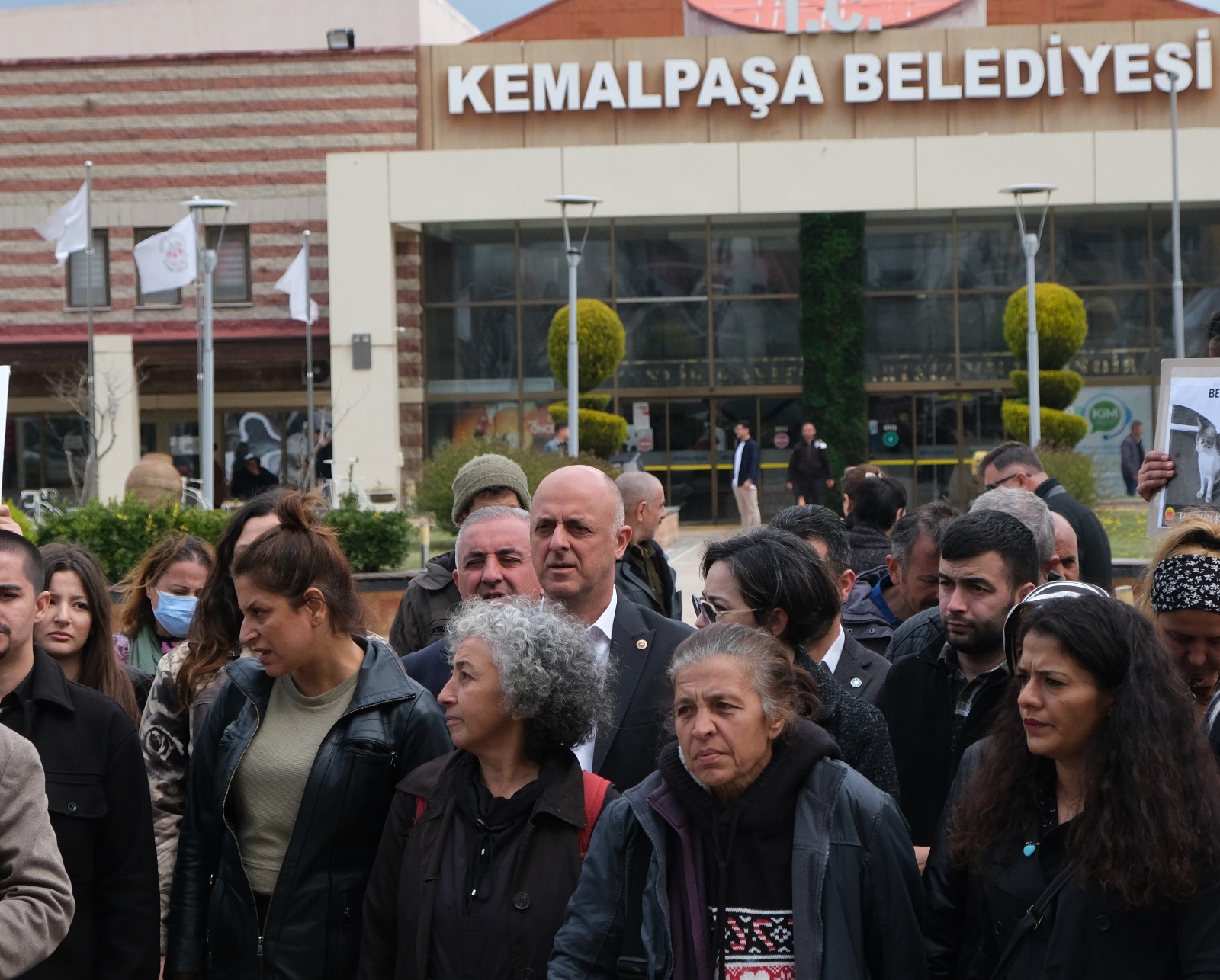 Özlale’den can dostlara destek